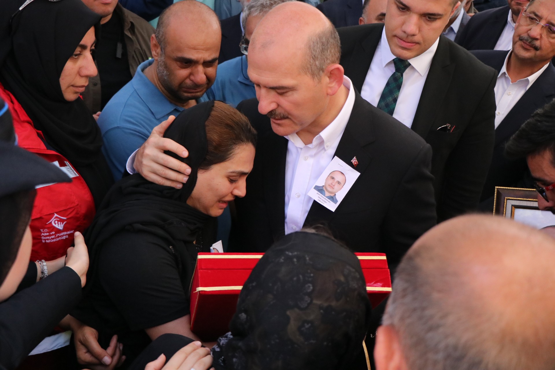 Bakan Soylu’dan şehit eşine: “O kahraman, sen de kahramansın”