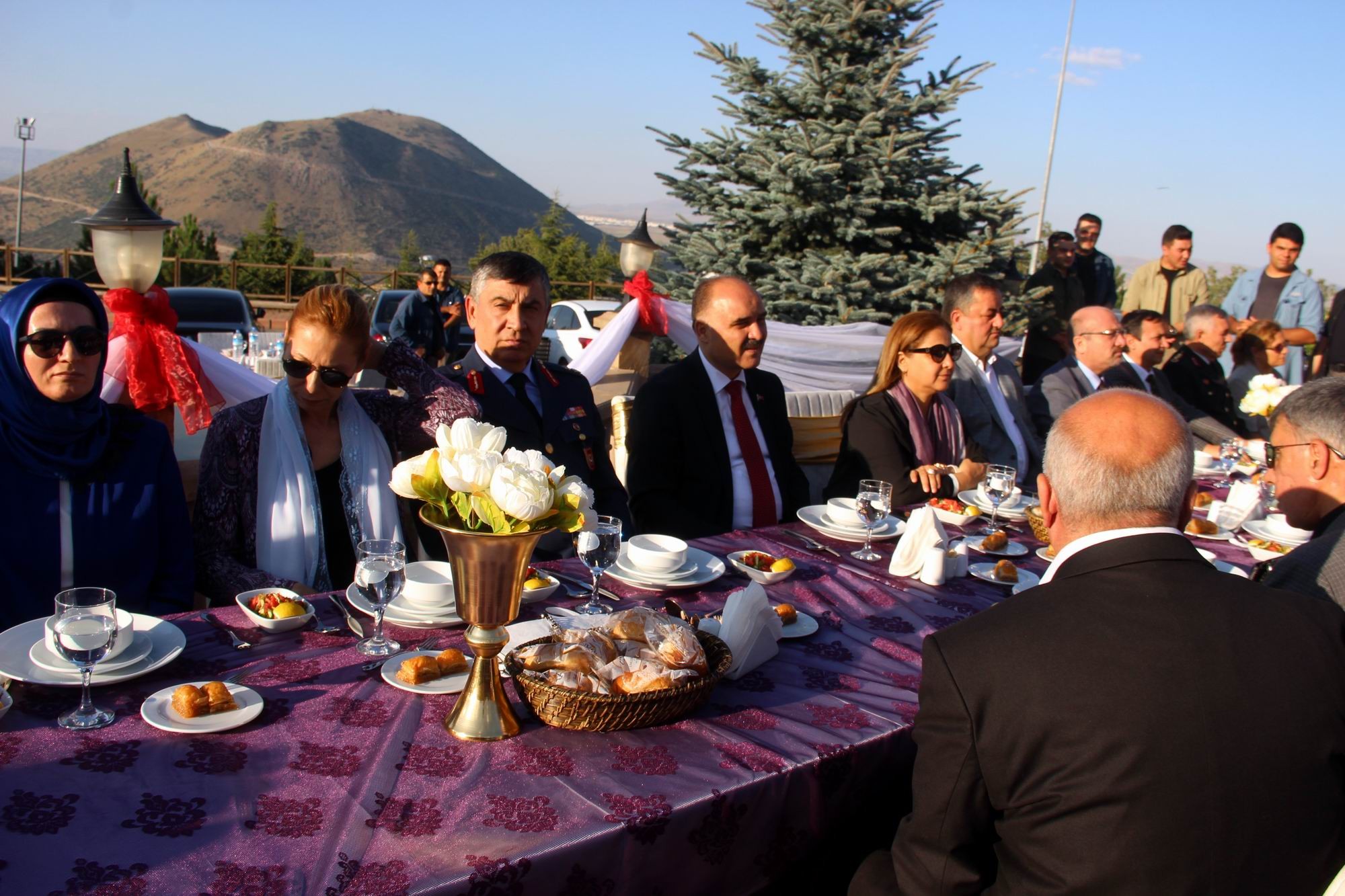 Günaydın: “Ne zaman tutmak istediğiniz bir el olursa bu el biz olalım”