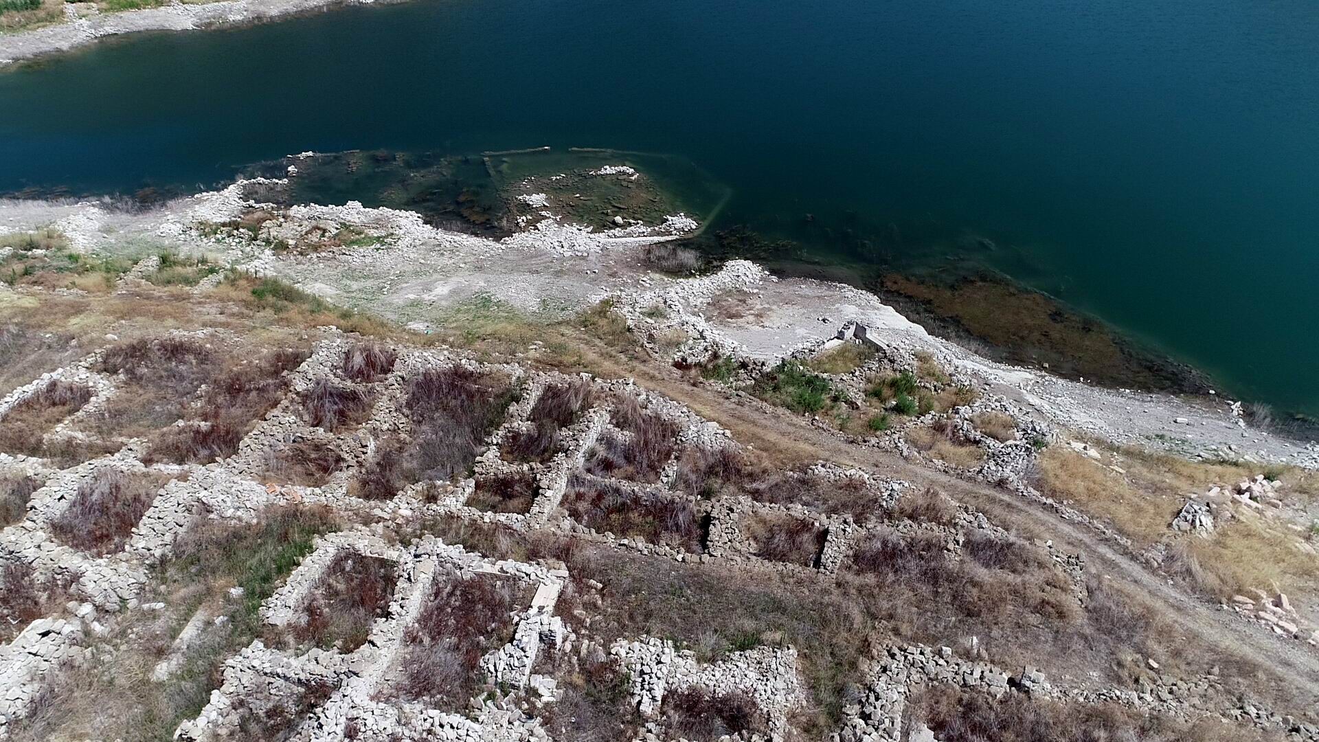 Sular Çekilince Köy Ortaya Çıktı