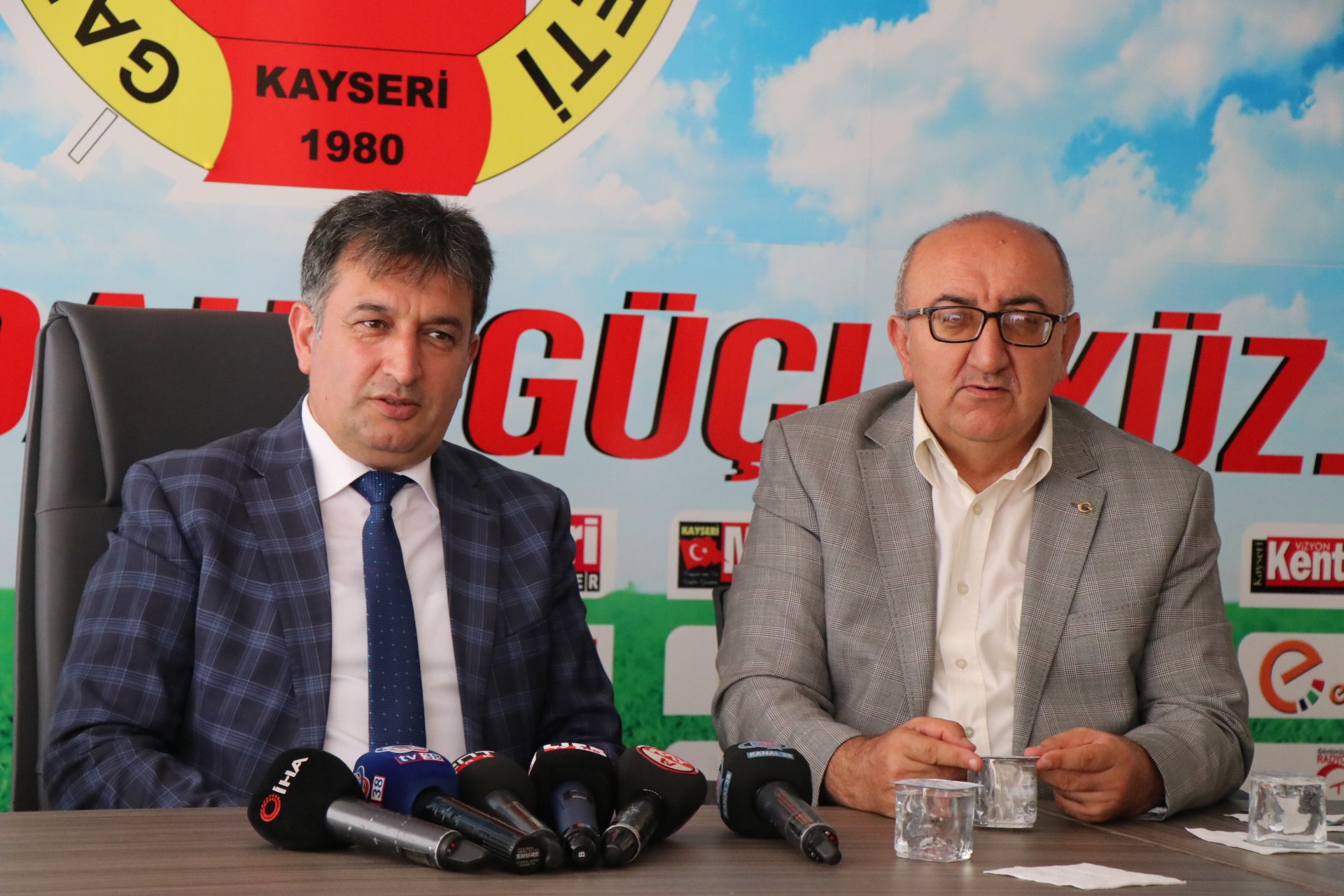 Gazeteciler yüzme öğrenecek