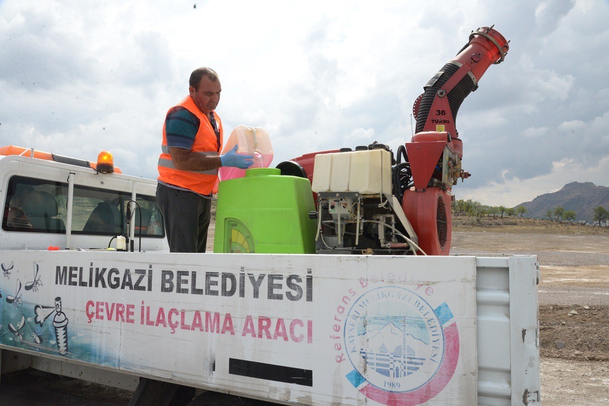 Kurban Kesim Yerlerine Gül Suyu Serpildi