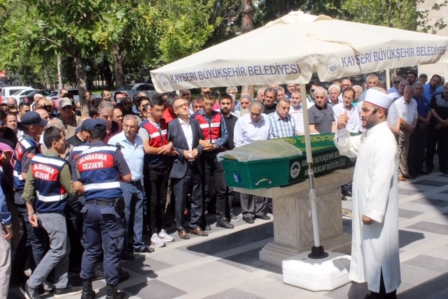 FETÖ Hükümlüsü İşadamı Annesinin Cenazesine Kelepçe İle Katıldı