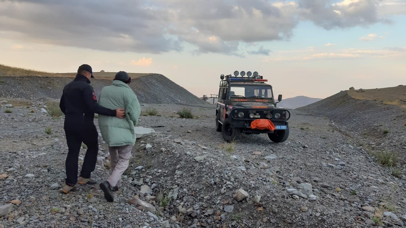 Erciyes’te mahsur kalan 2 kişiyi JAK ekipleri kurtardı
