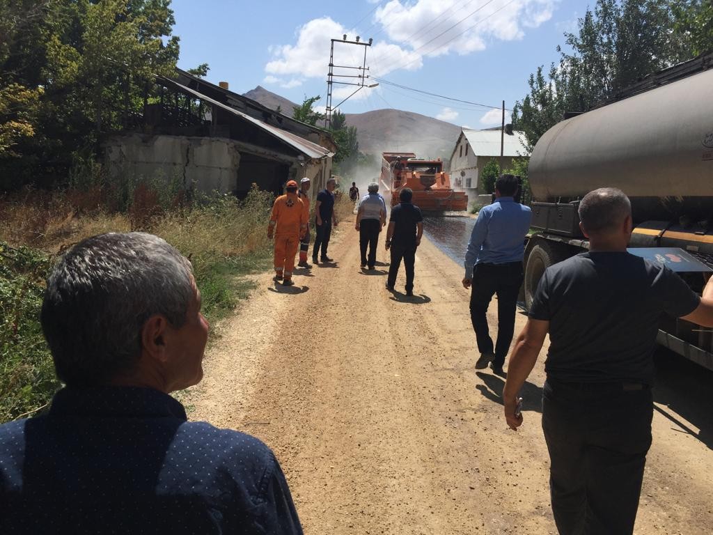 Gürün’de yollar yenileniyor