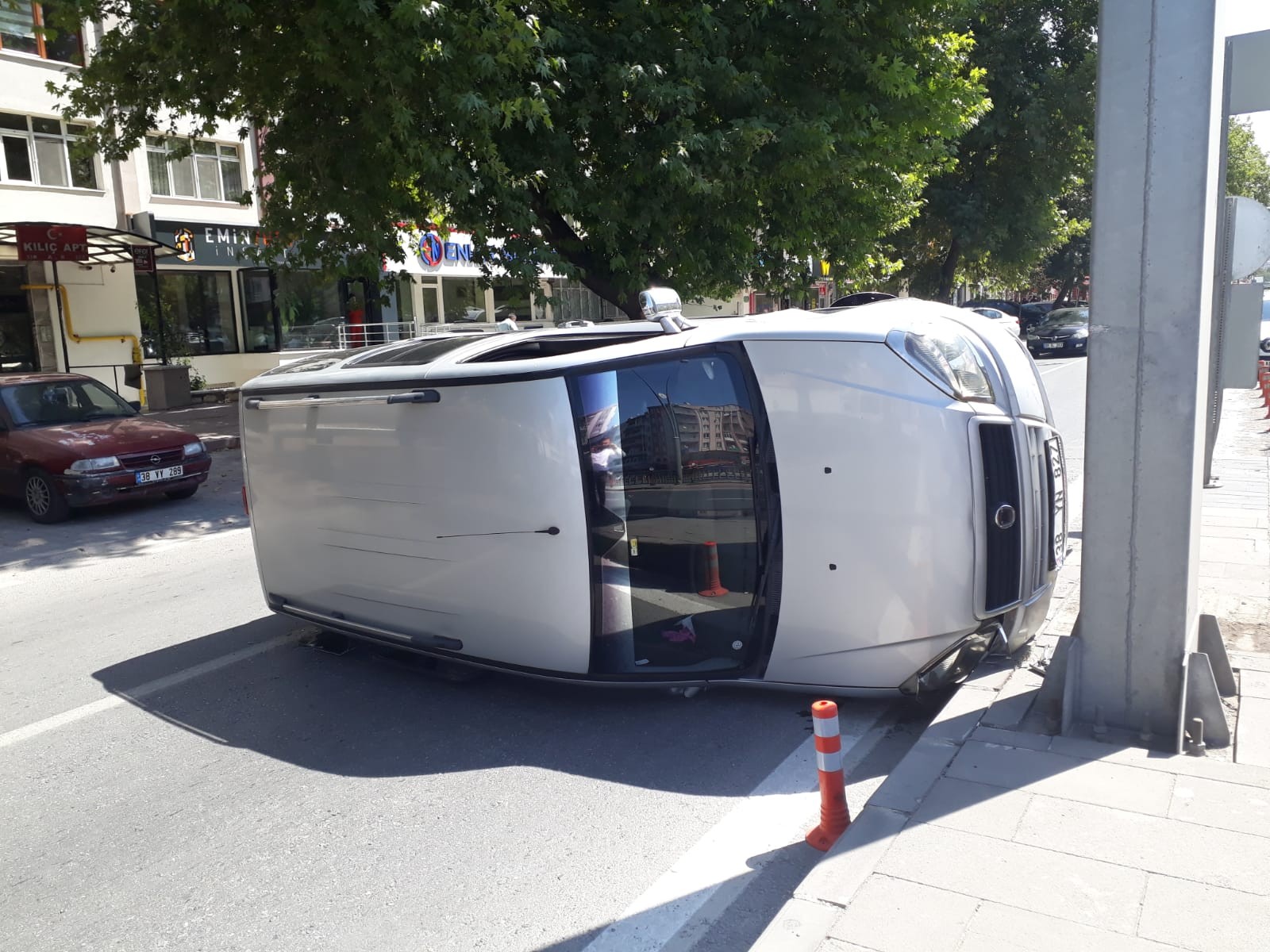 Direksiyon Hakimiyeti Kaybolan Araç Devrildi