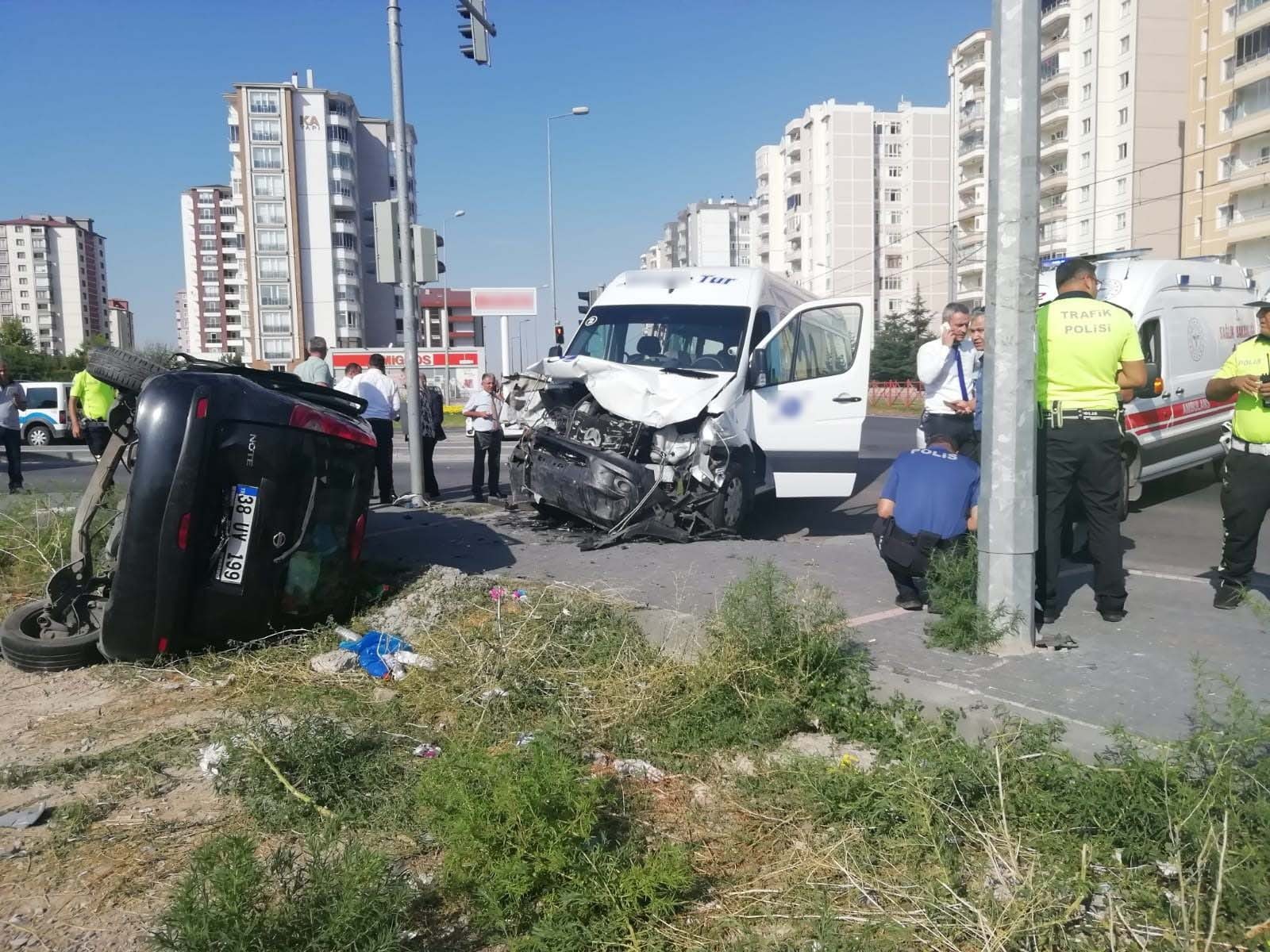 Kayseri’de Öğrenci Servisi İle Otomobil Çarpıştı