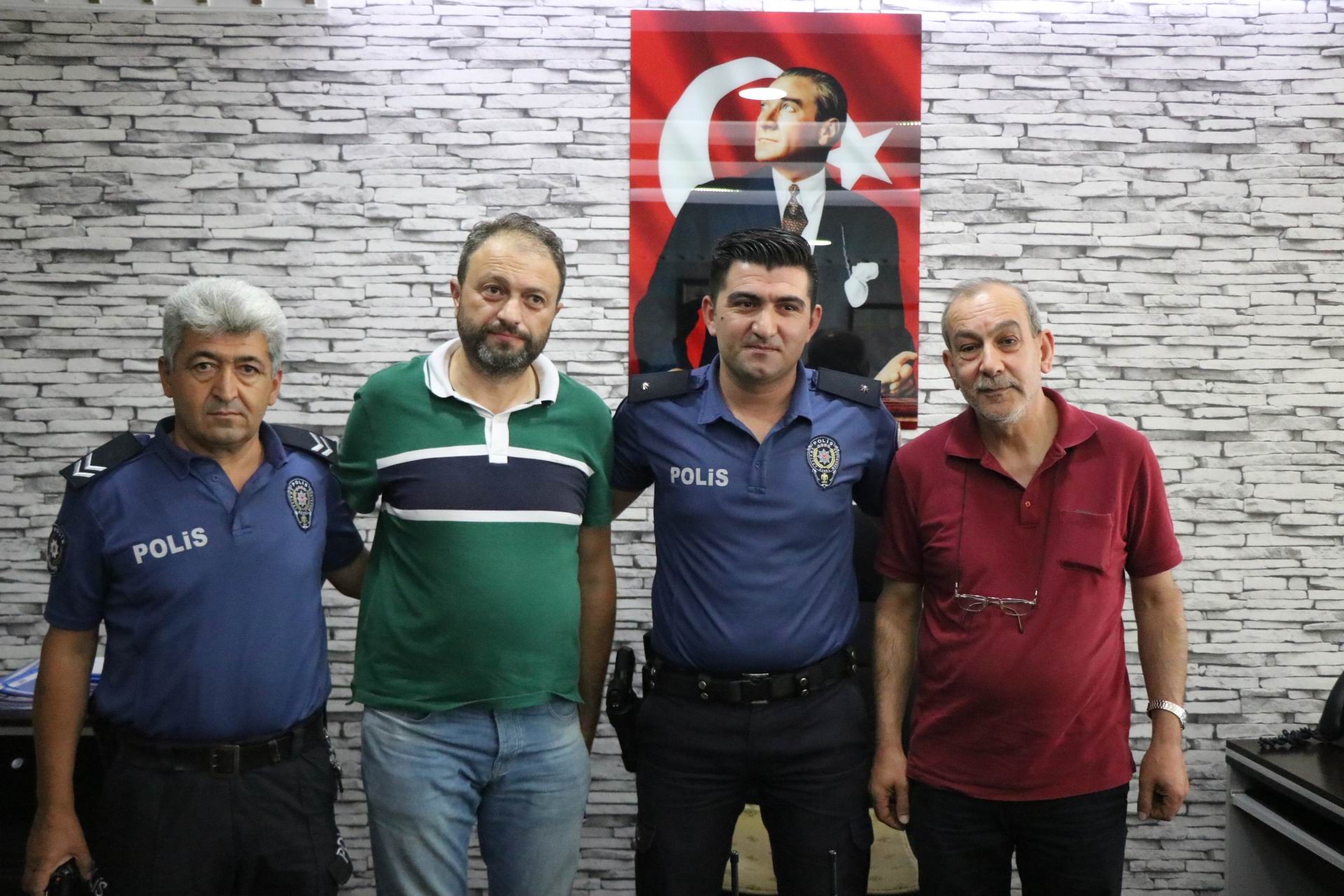 Çalıştığı Dükkanda Bulduğu 10 Bin Doları Sahibine Teslim Etti