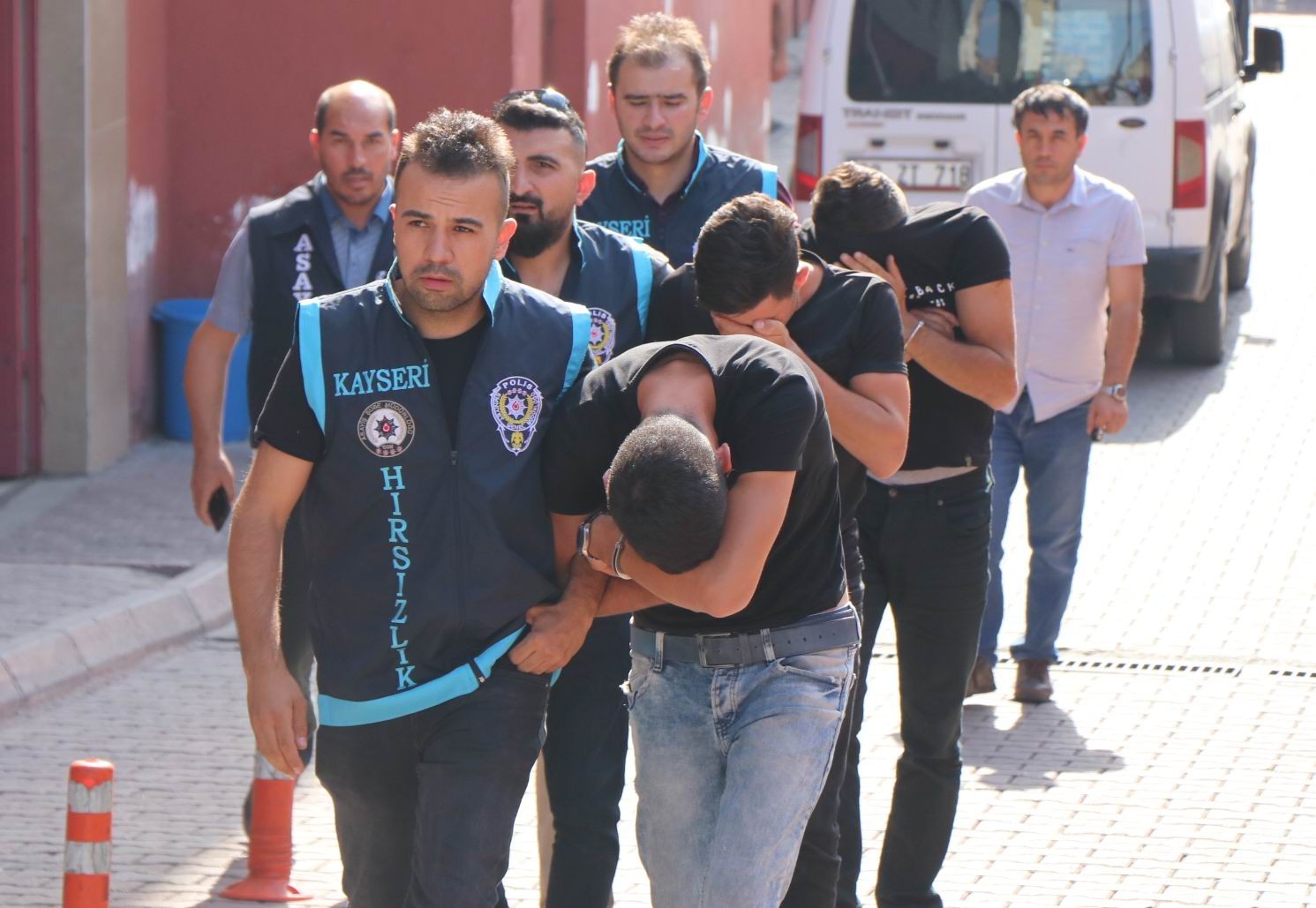 Akü Hırsızları Yakalandı