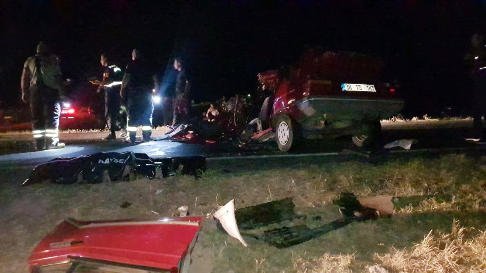 Kamyonun Altına Giren Otomobil Hurdaya Döndü:1 Ölü, 1 Yaralı