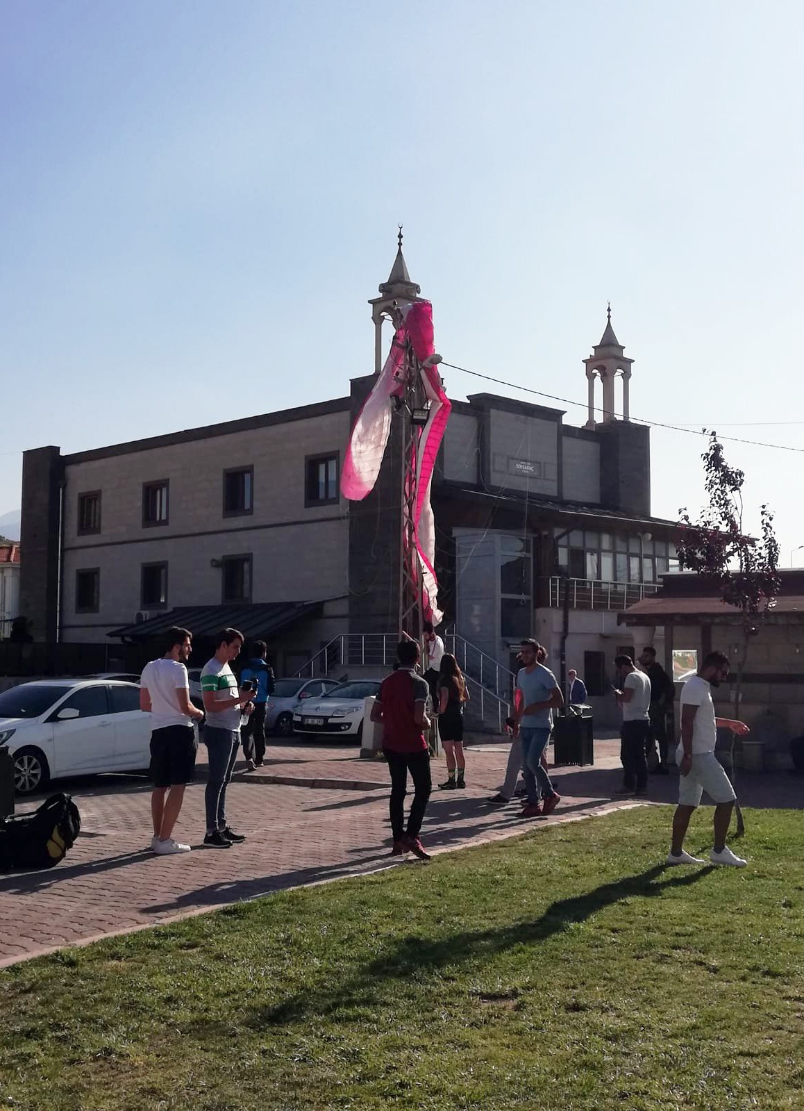 Pisti pas geçen paraşütçü elektrik direğine takıldı