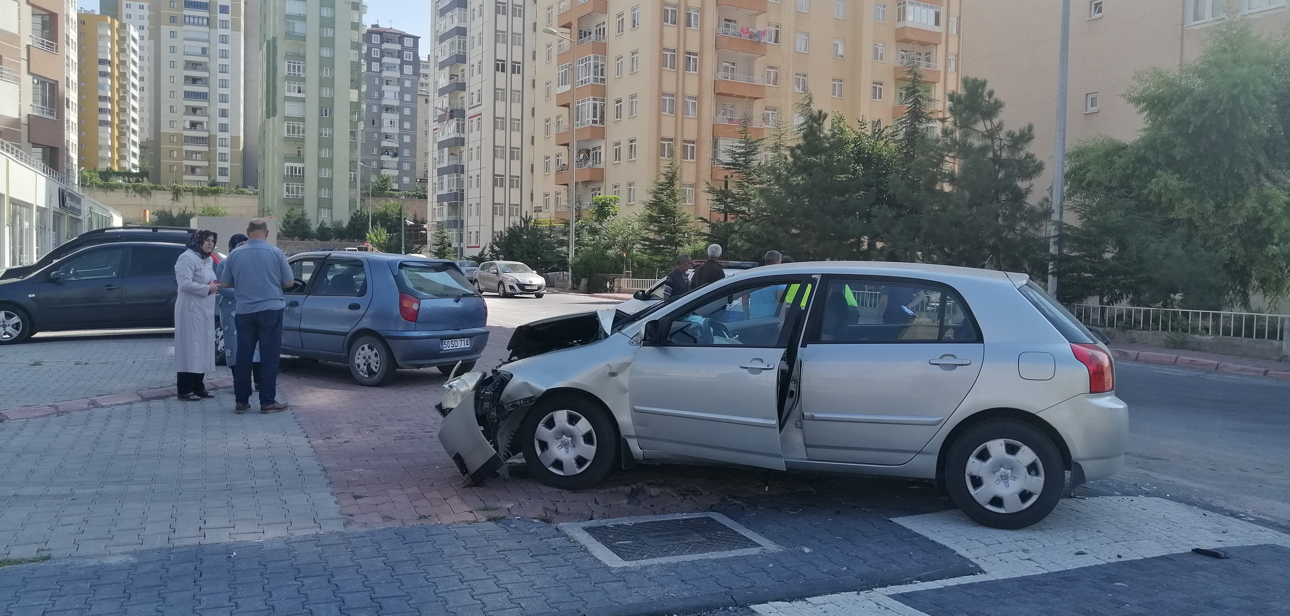 Çarpışan Otomobiller Kaldırıma Çıktı: 2 Yaralı