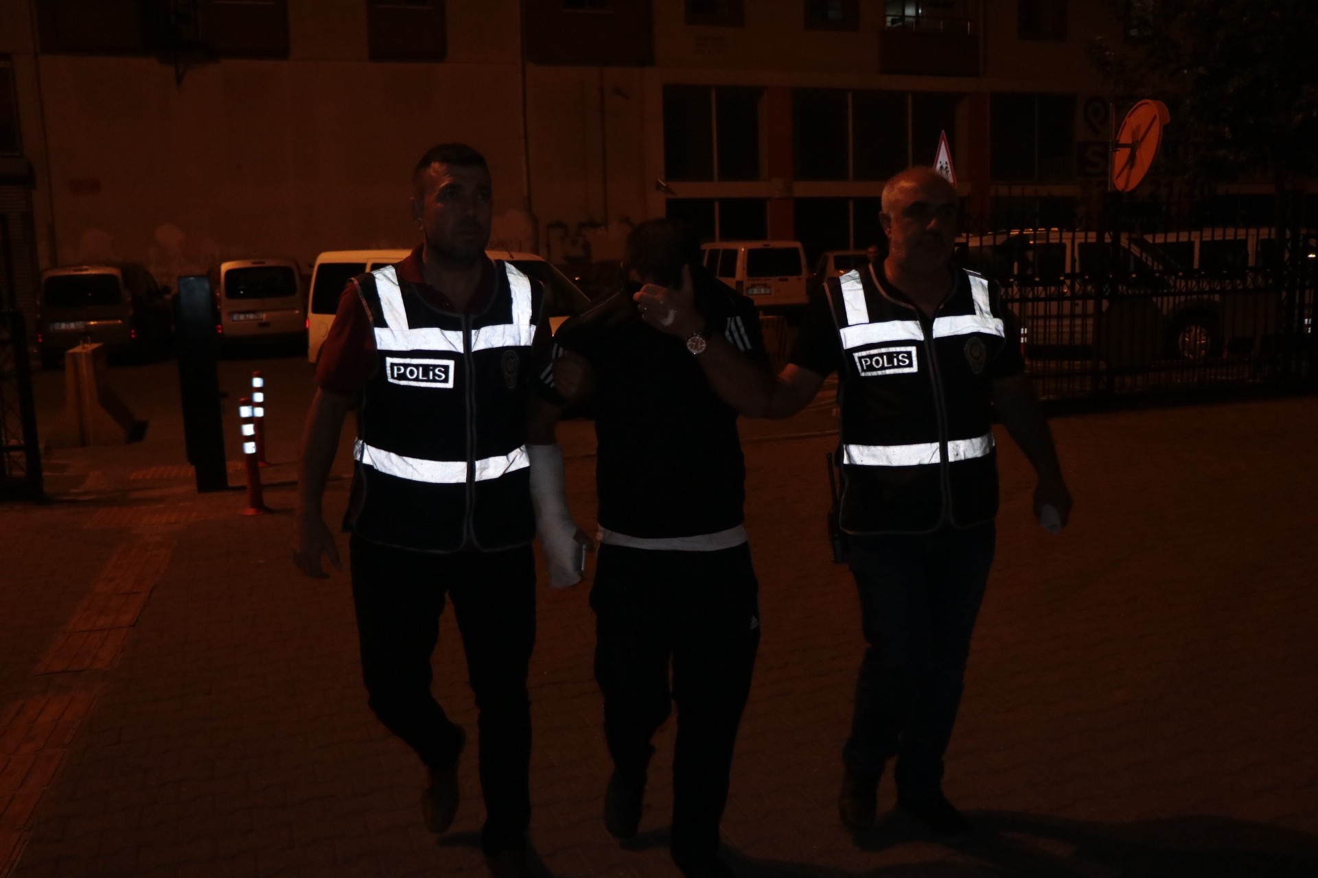 Aranan Şahıs Polisi Görünce Pencereden Atladı