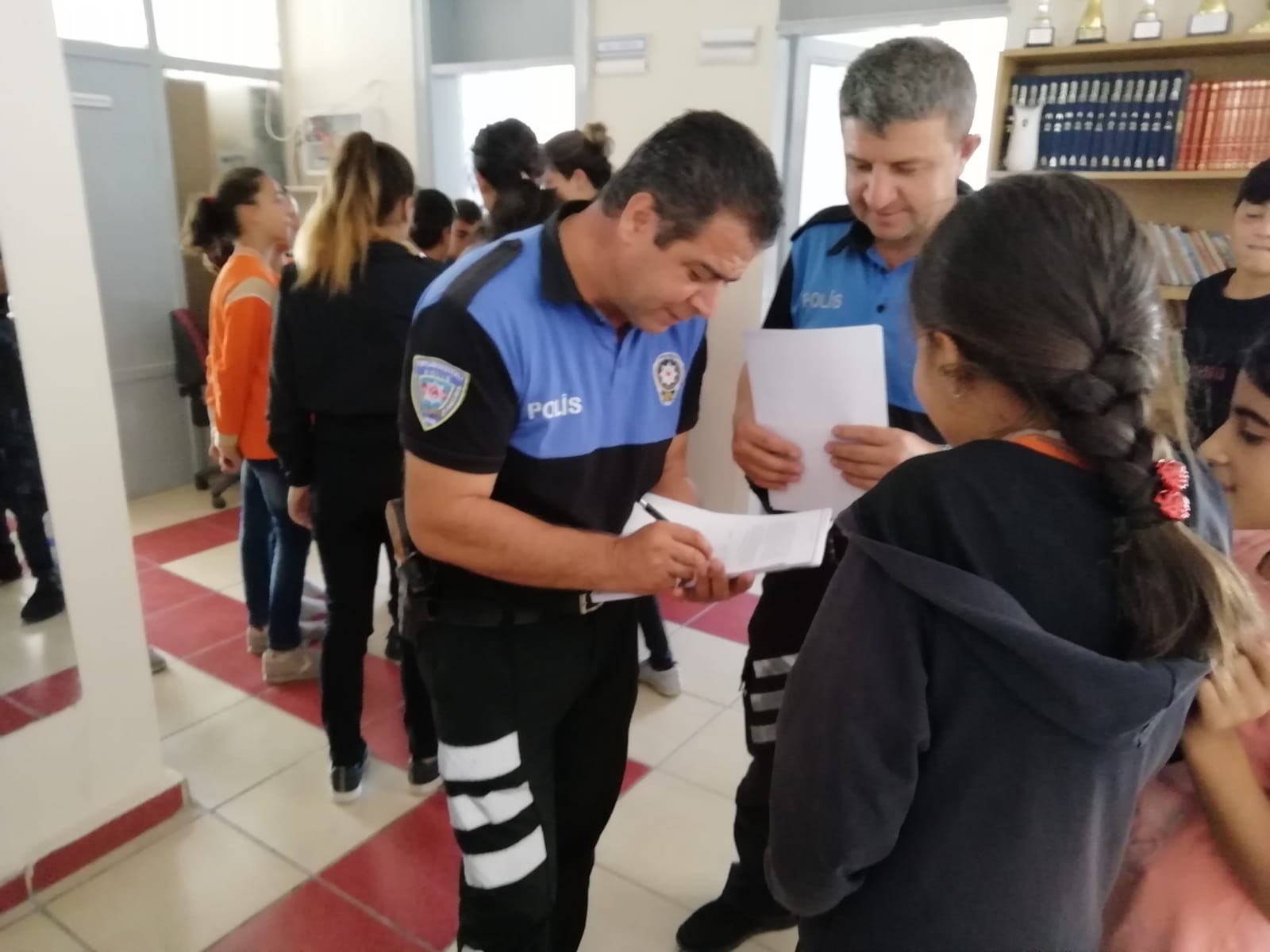 Toplum Destekli Polisler, Okullarda Da Çocukların Yüzünü Güldürüyor