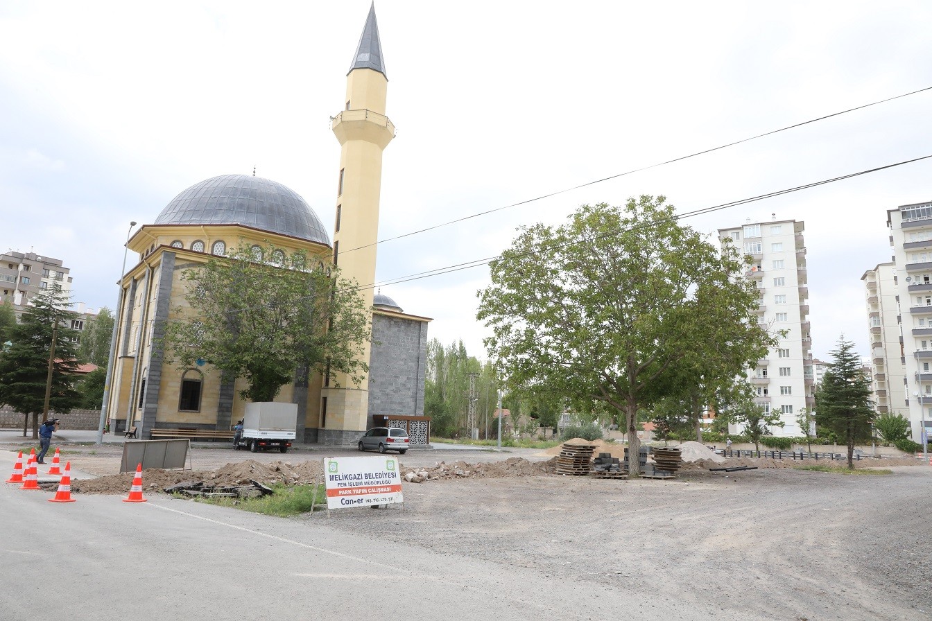 Büyükpoyraz Cami çevre düzenlemesi yapıldı