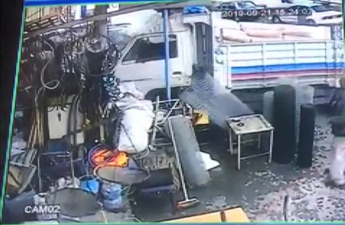 Freni Boşalan Kamyon Hırdavat Dükkanına Girdi