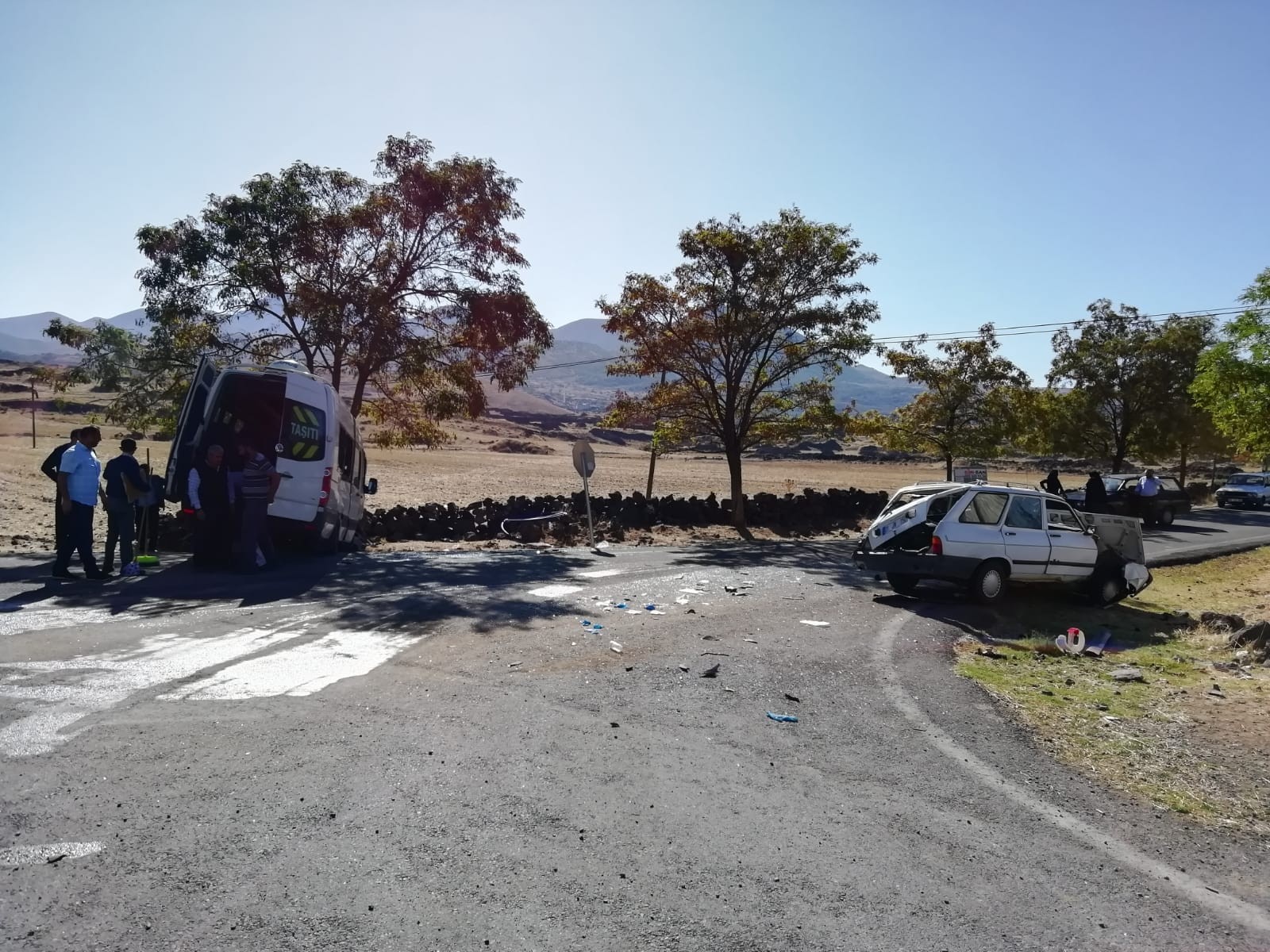 Minibüs İle Otomobil Çarpıştı: 5 Yaralı