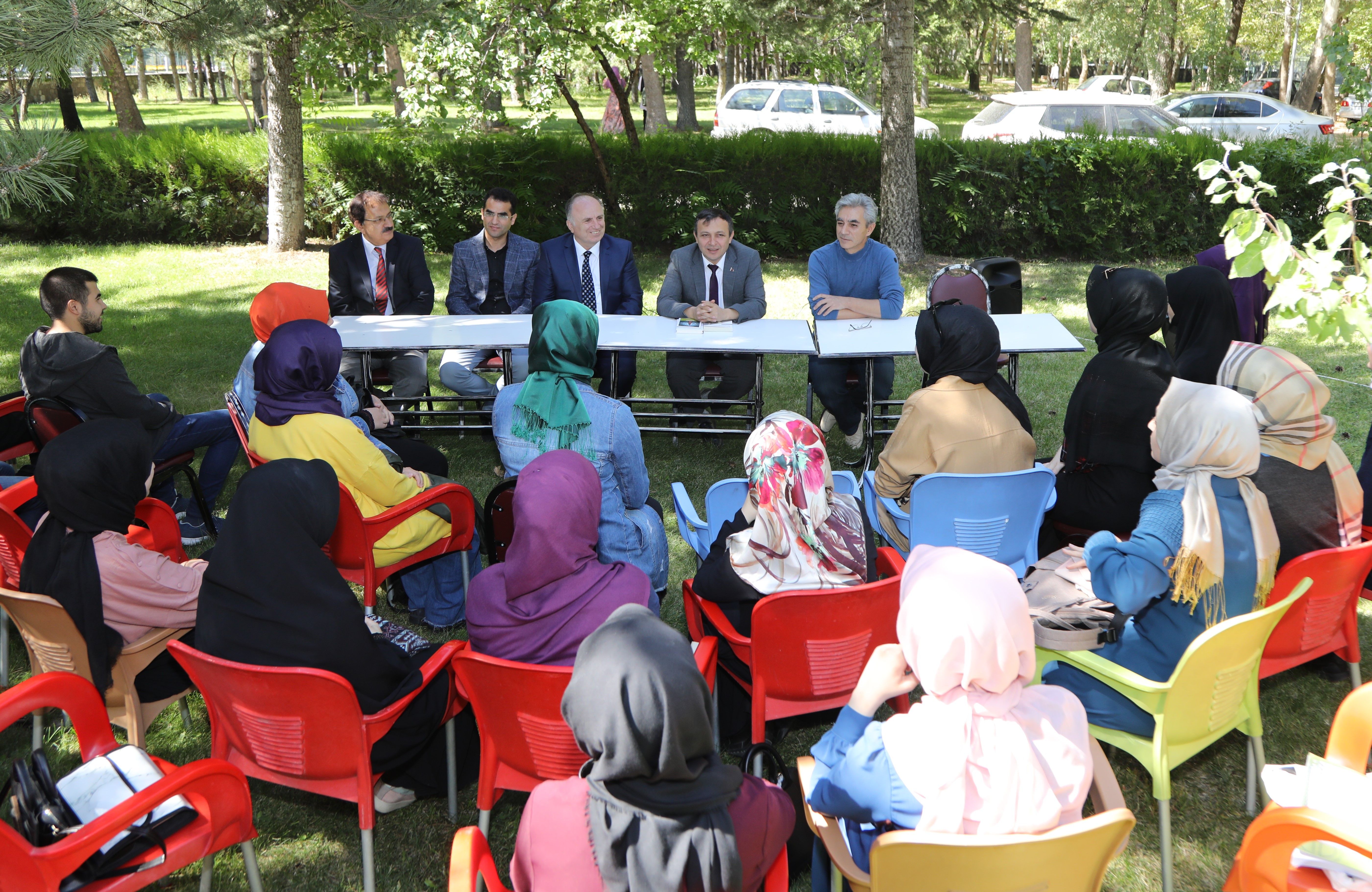 ERÜ Rektörü Çalış, Öğrencilerin Çay Davetini Kırmadı