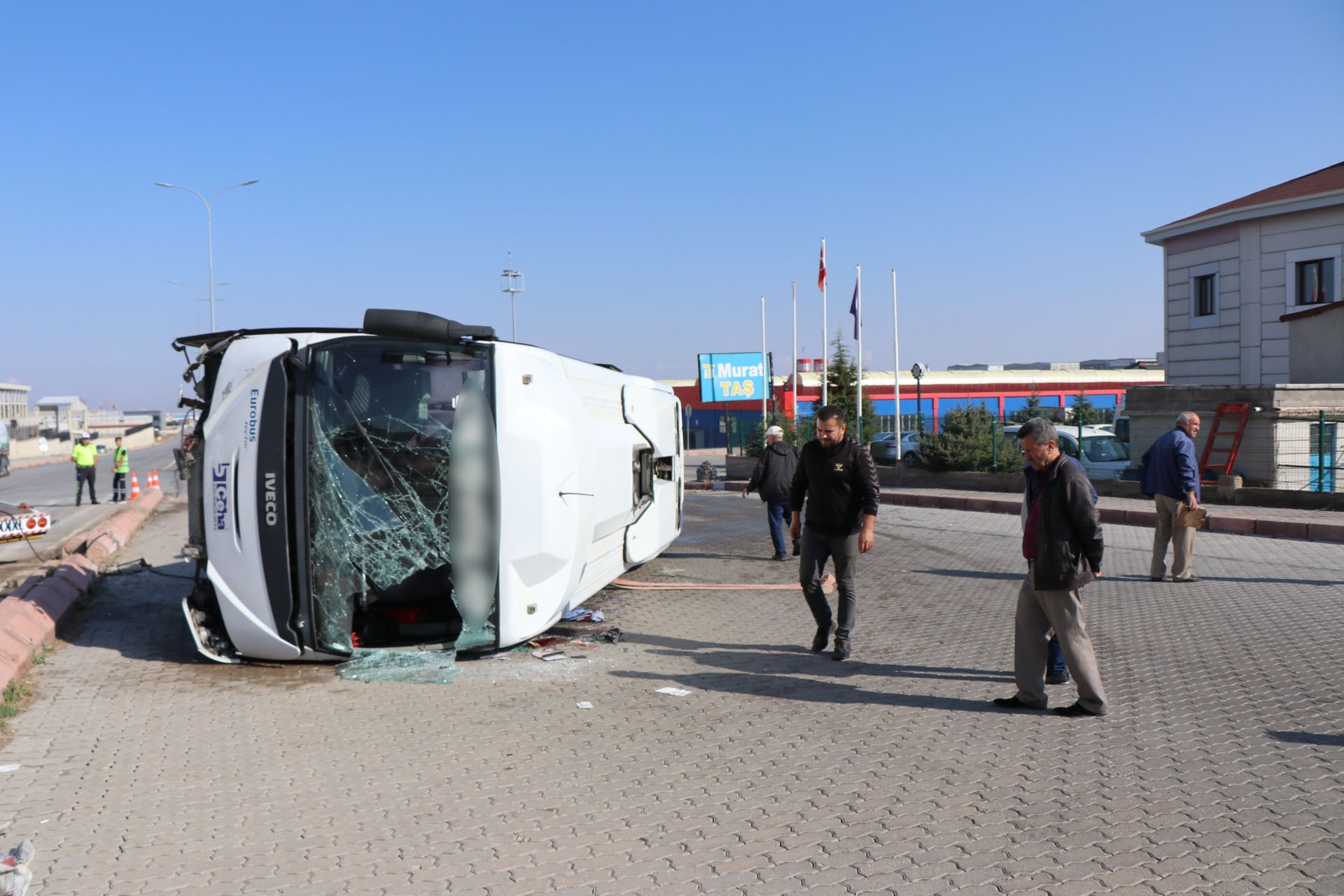 Sürücüsünün Kalp Krizi Geçirdiği İşçi Servisi Yan Yattı: 10 Yaralı