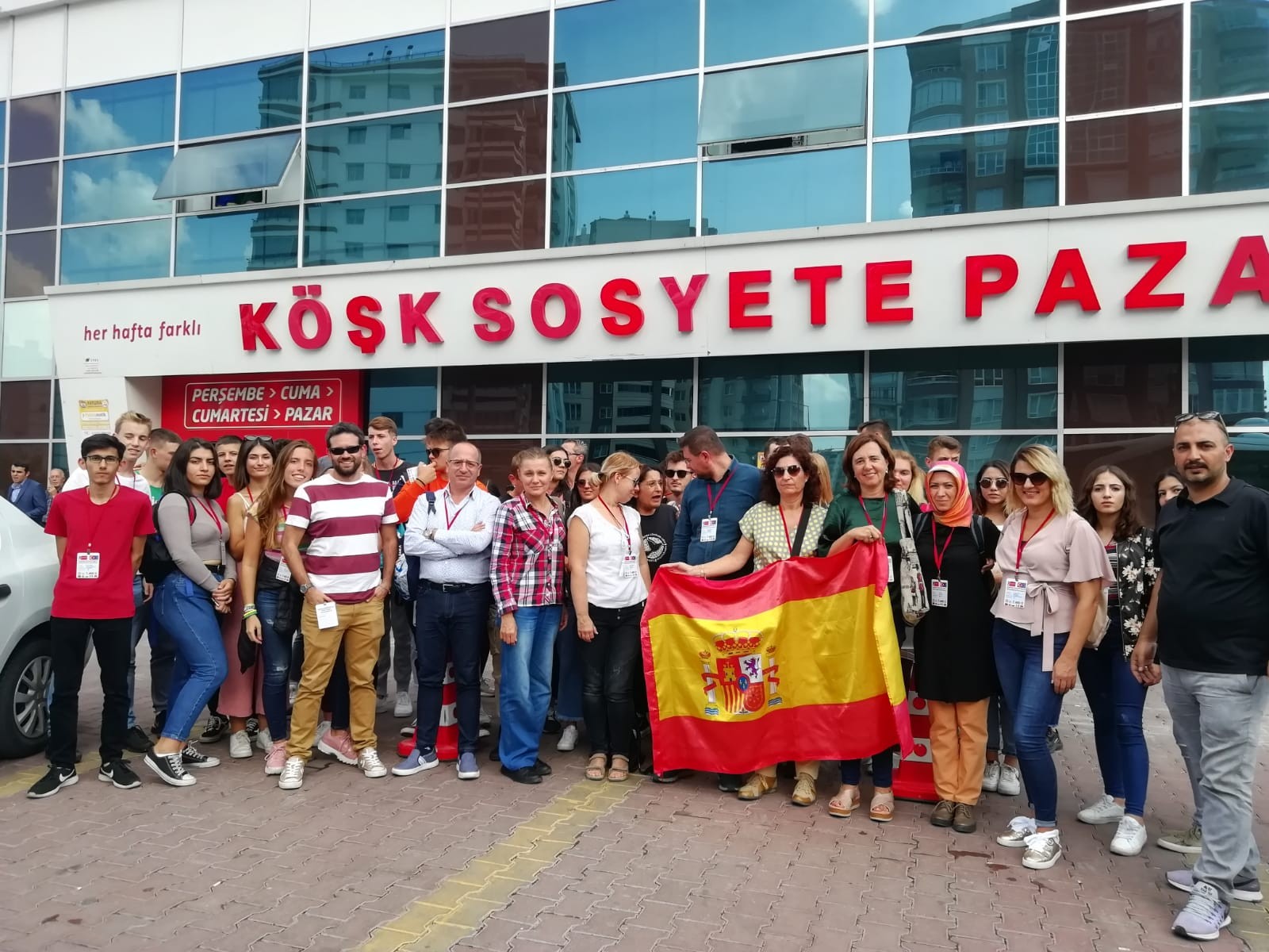 Dünyanın Dört Bir Yanı Köşk Sosyete Pazarı’nda