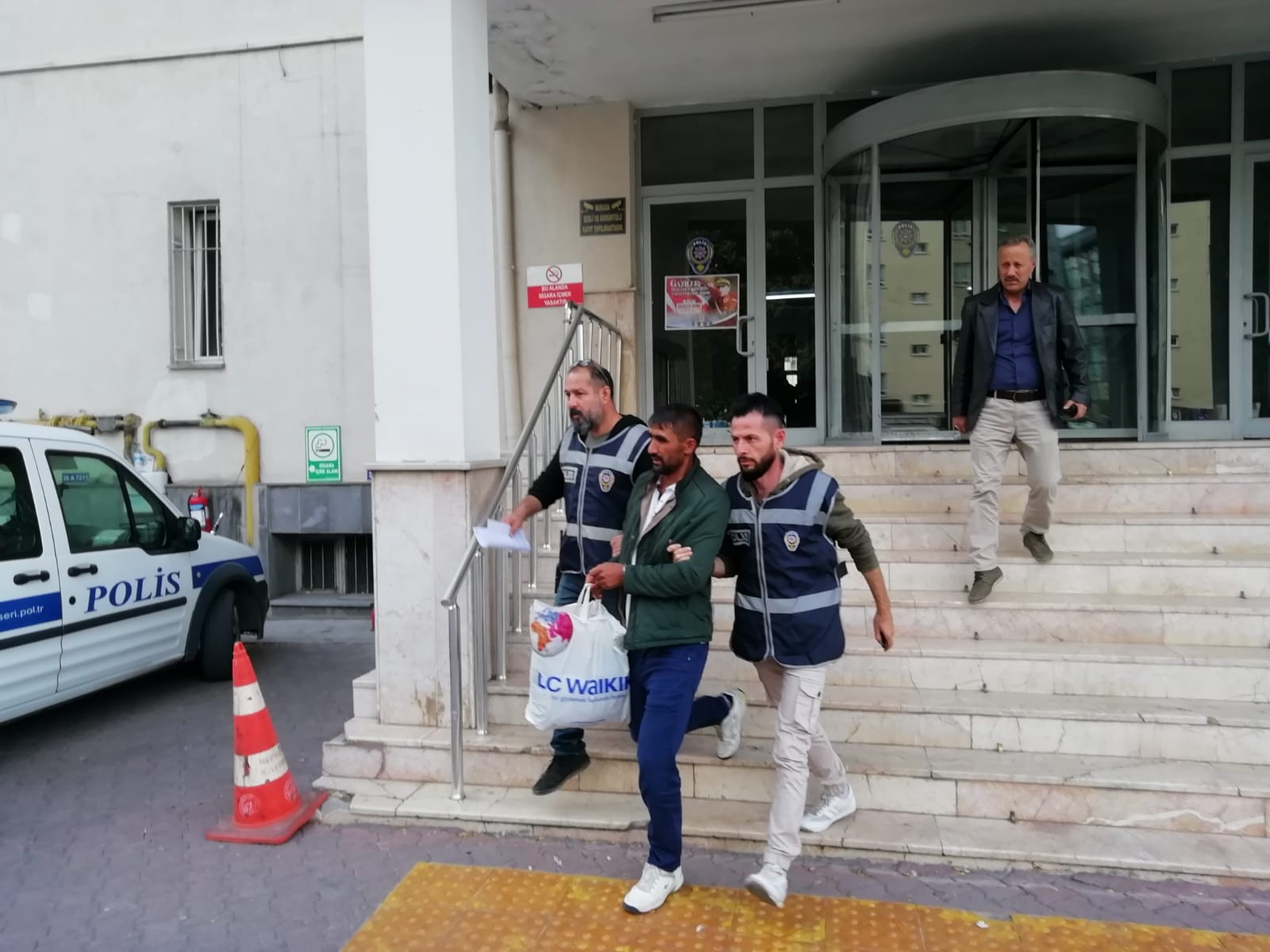 Suç makinesi adam evinde yakalandı