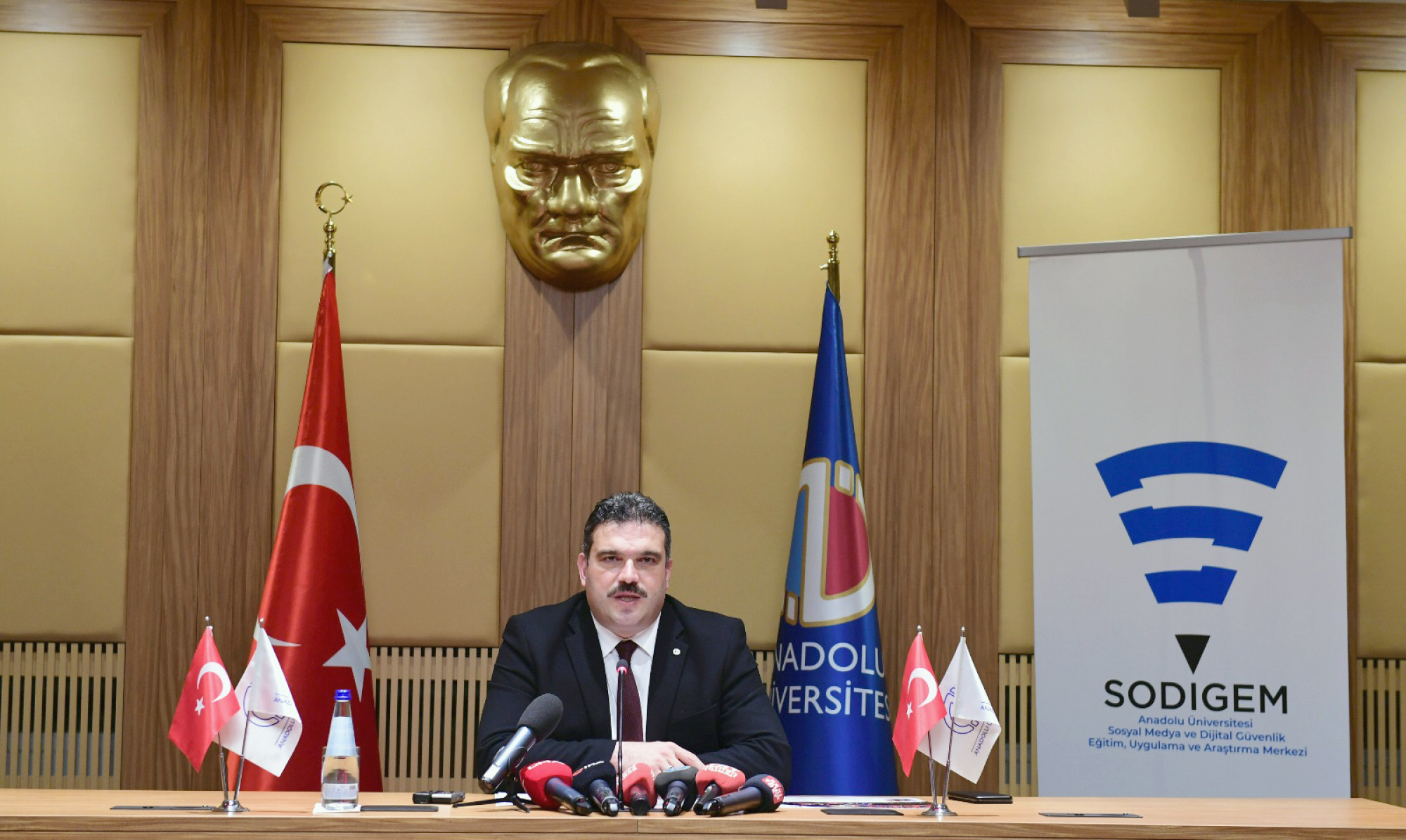 REKTÖR ÇOMAKLI: UYUŞTURUCU KADAR TEHLİKELİ OYUNLAR