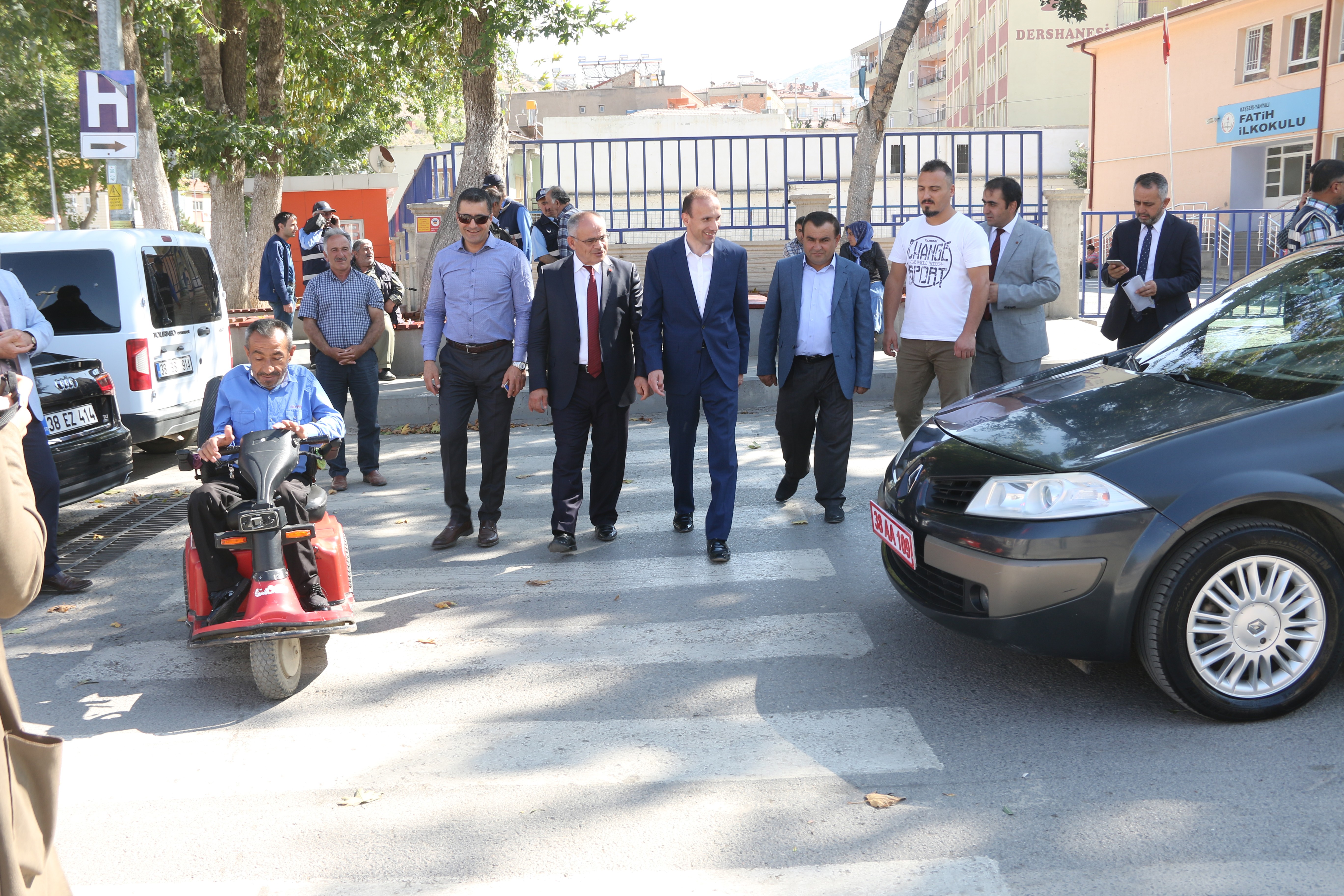 Başkan Öztürk: ”Trafikte riayet etmemiz gereken konu yayaların önceliğidir”