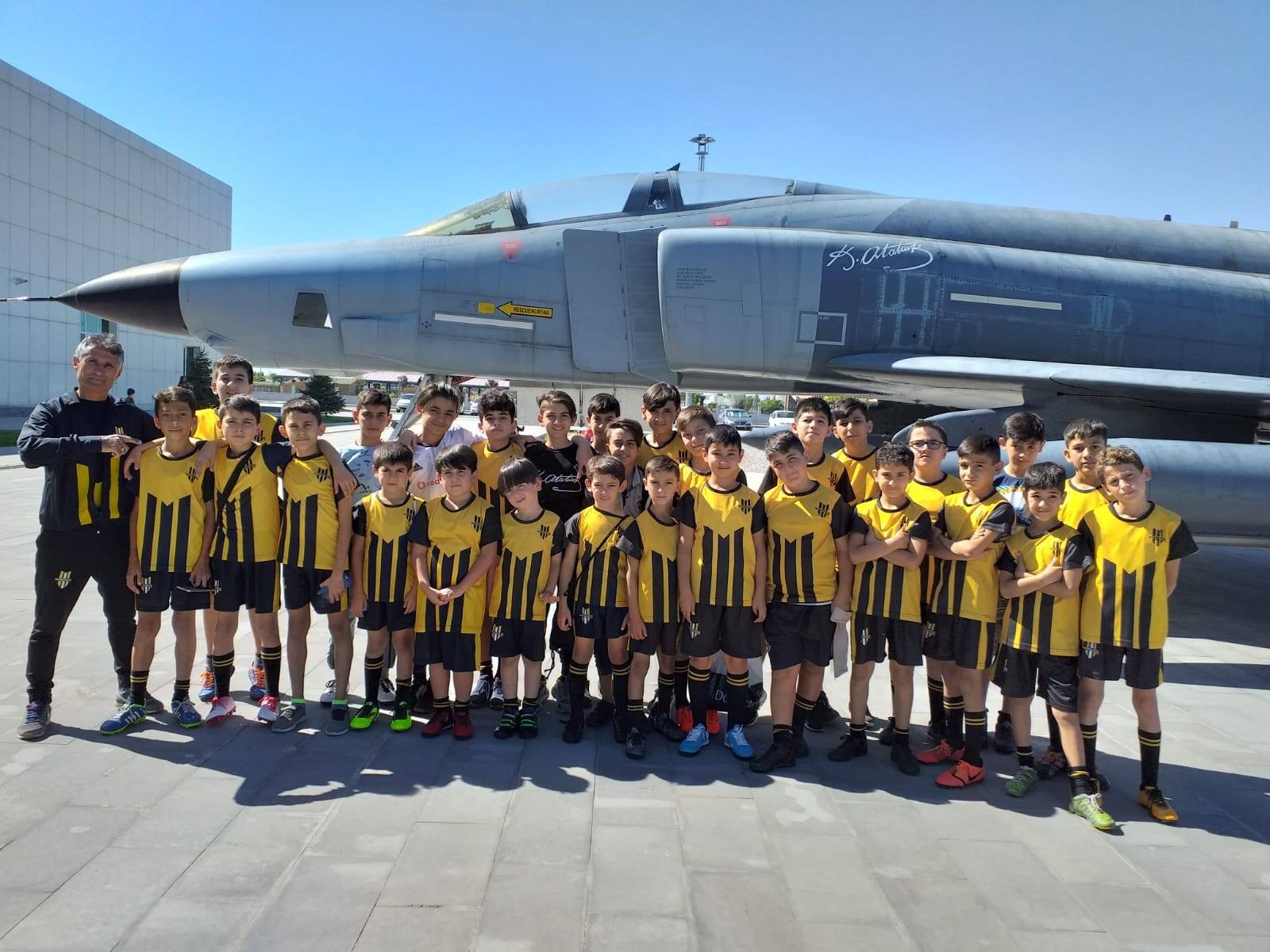 Futbolu eğlenerek öğreniyorlar