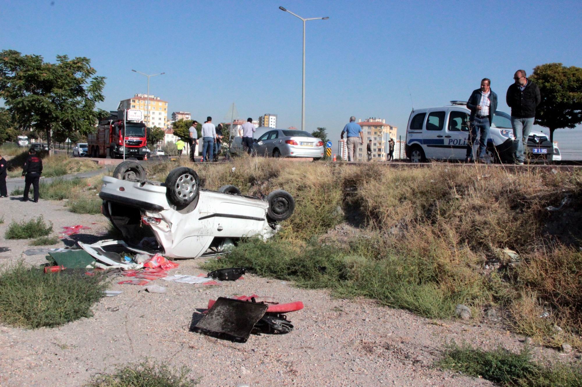 Otomobil Şarampole Yuvarlandı: 2 Yaralı