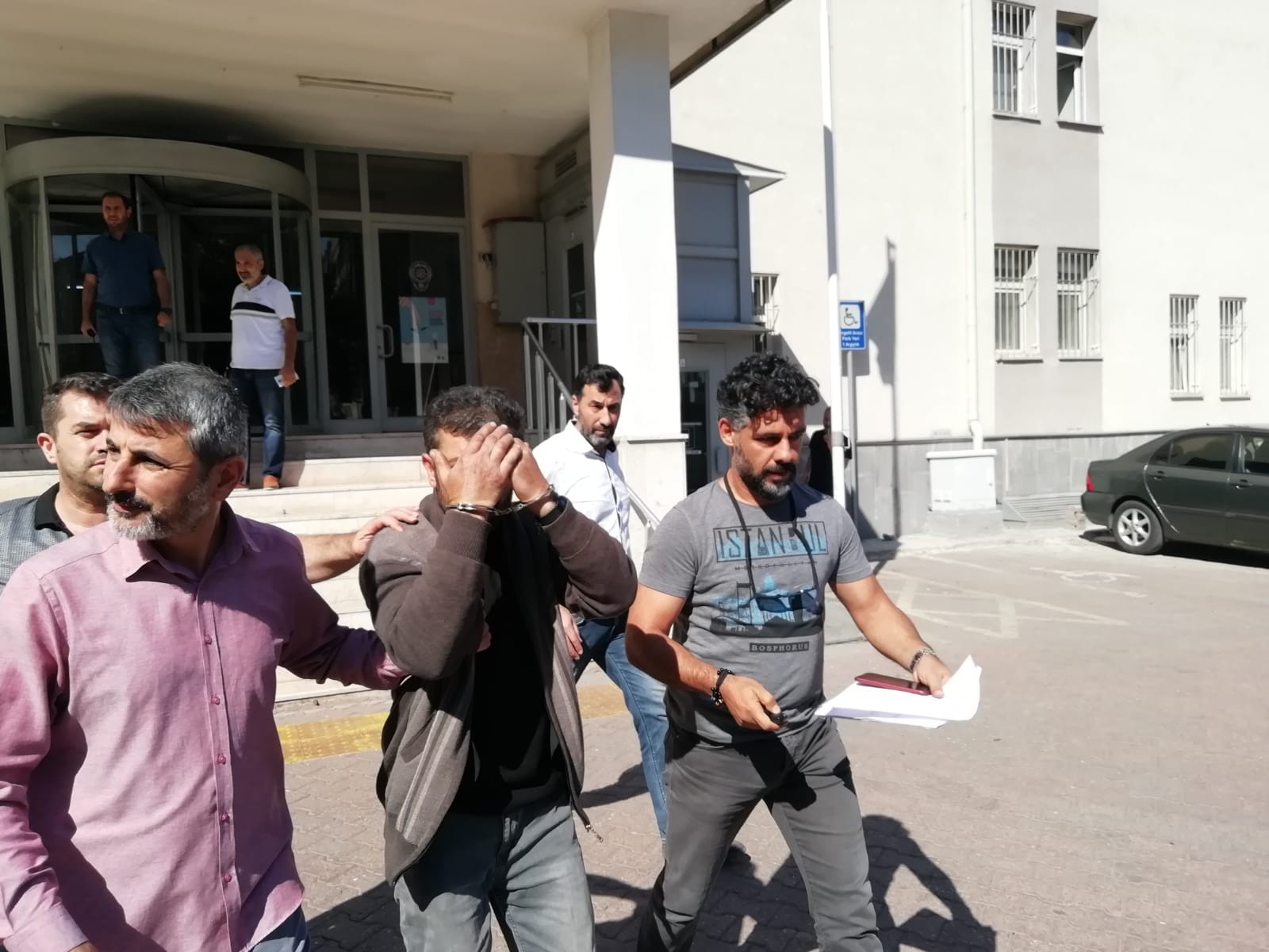 Polise Yakalanmamak İçin Evine Kadın Kıyafetiyle Girip Çıkmış