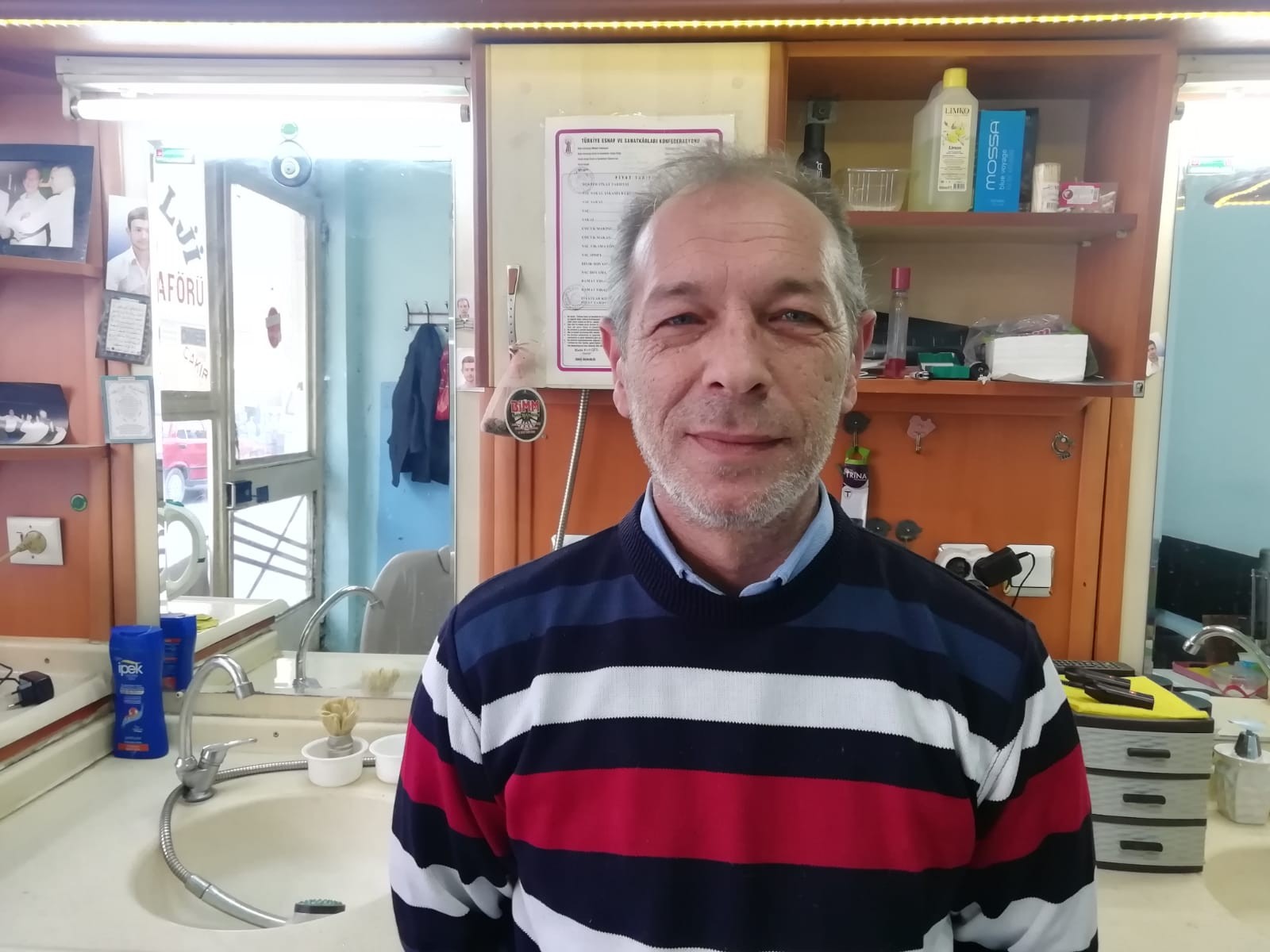 Kayserili berber iş yerinde kuşlara yuva yaptı