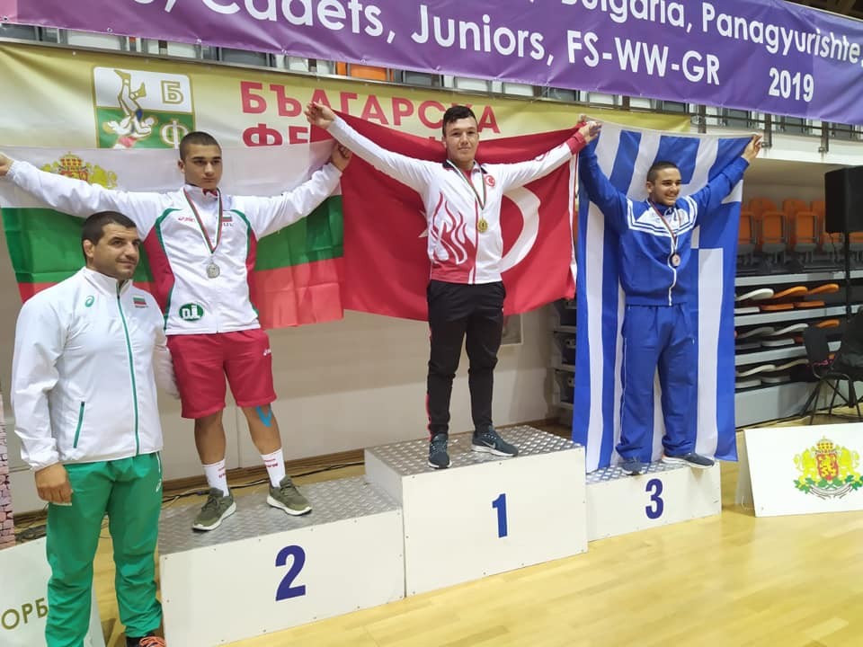 Güreşçilerden 1 altın, 1 gümüş madalya