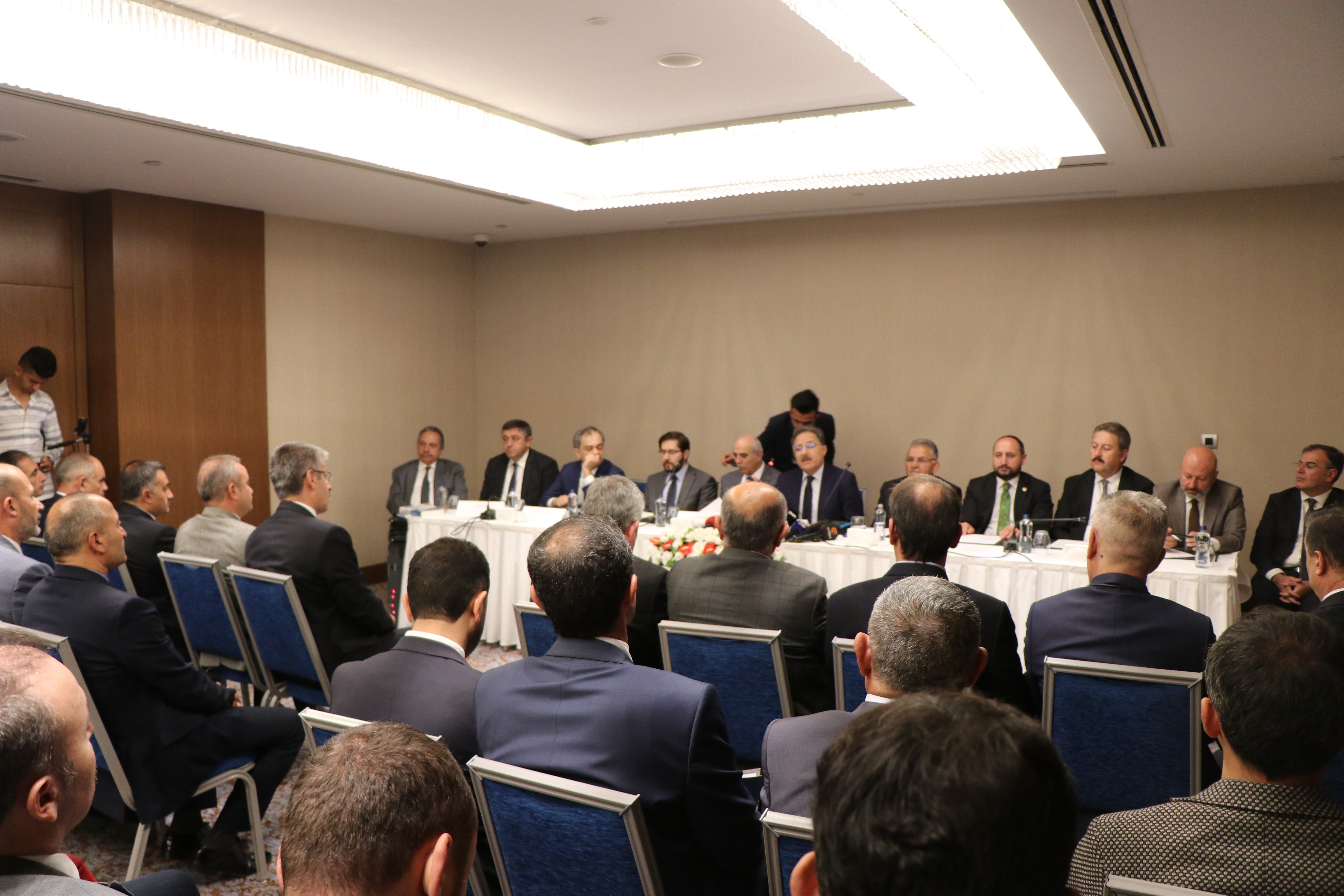 Karatepe: “Cumhurbaşkanı bütün politikalarını kendisi oluşturmak durumunda”