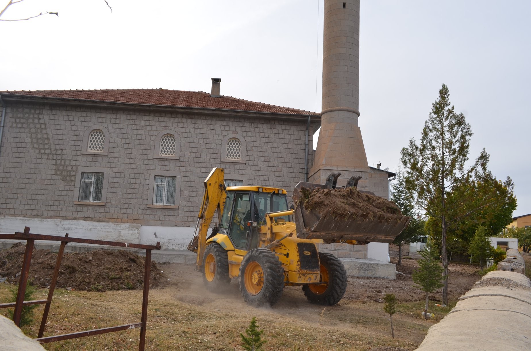 Yumru Kaya Cami’nde peyzaj düzenlemesi yapılıyor