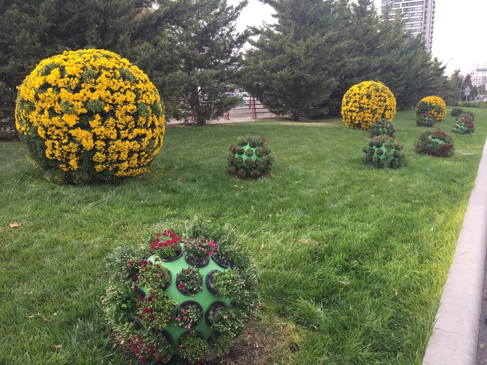 Büyükşehir belediyesi kenti güzelleştirme çalışmalarına devam ediyor