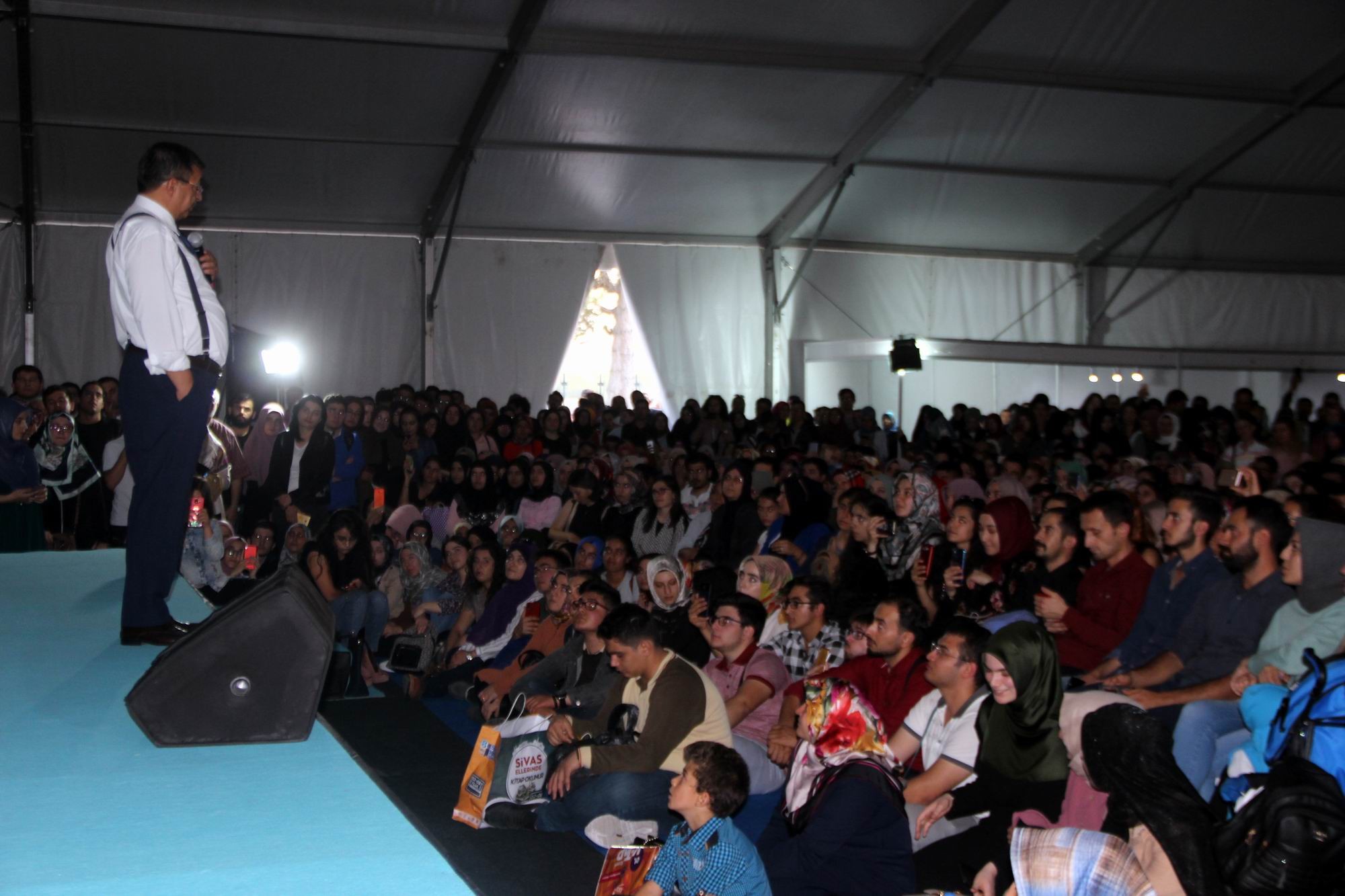 Yazar Hayati İnanç Kitap Fuarı’nda hayranlarıyla buluştu