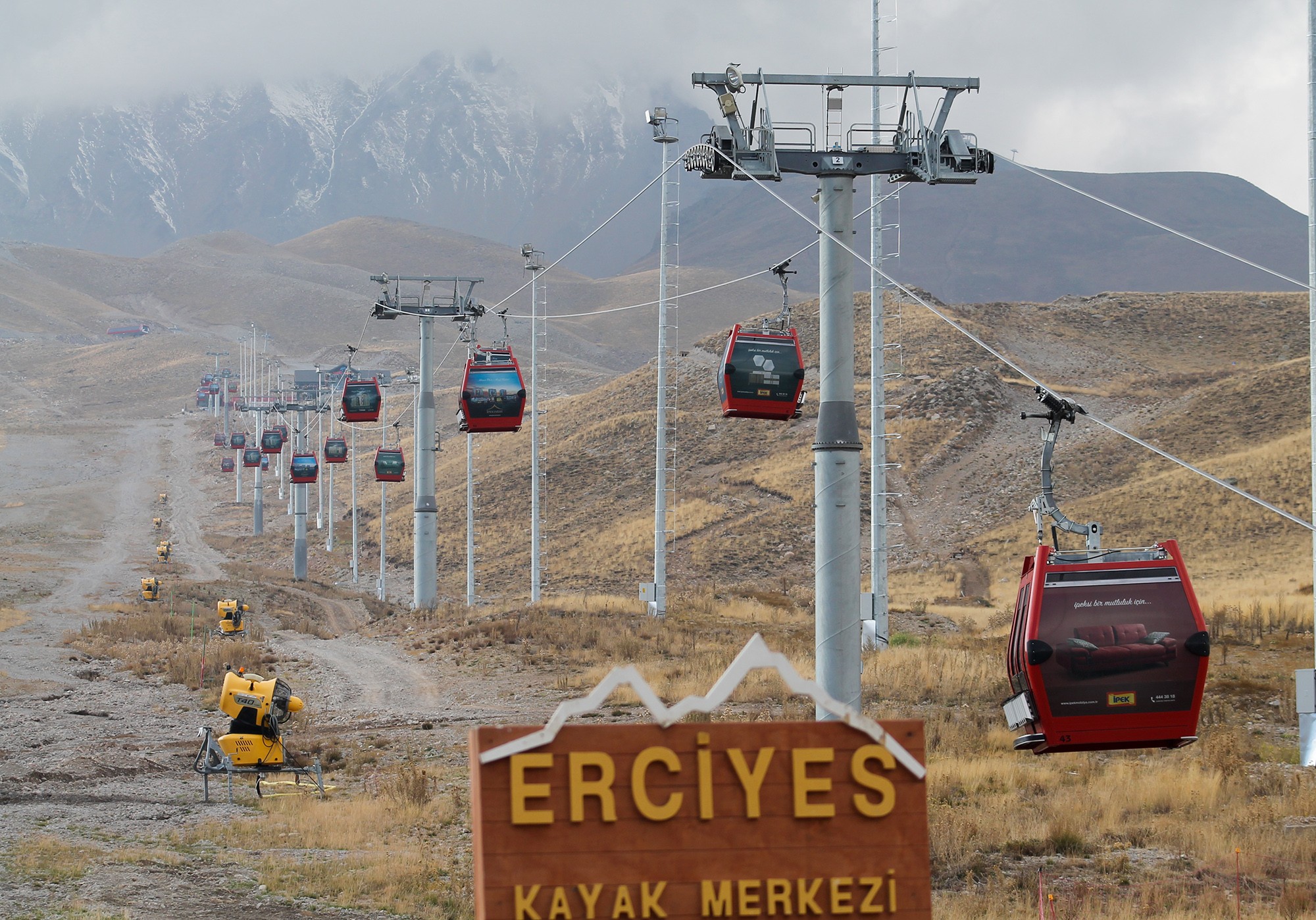 Erciyes’te karlama makineleri pistlerdeki yerini aldı