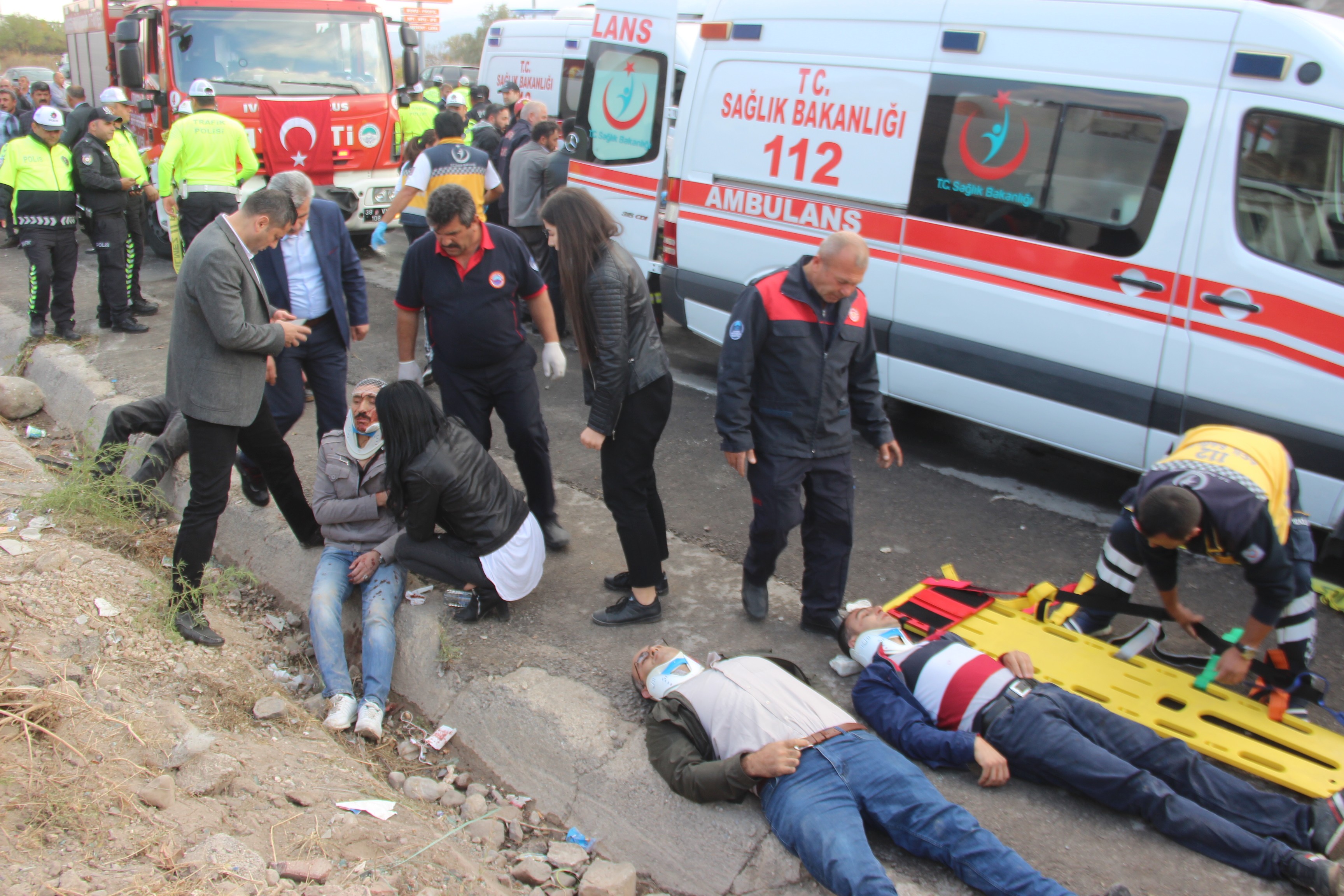 Direksiyon hakimiyeti kaybolan işçi servisi takla attı: 23 yaralı