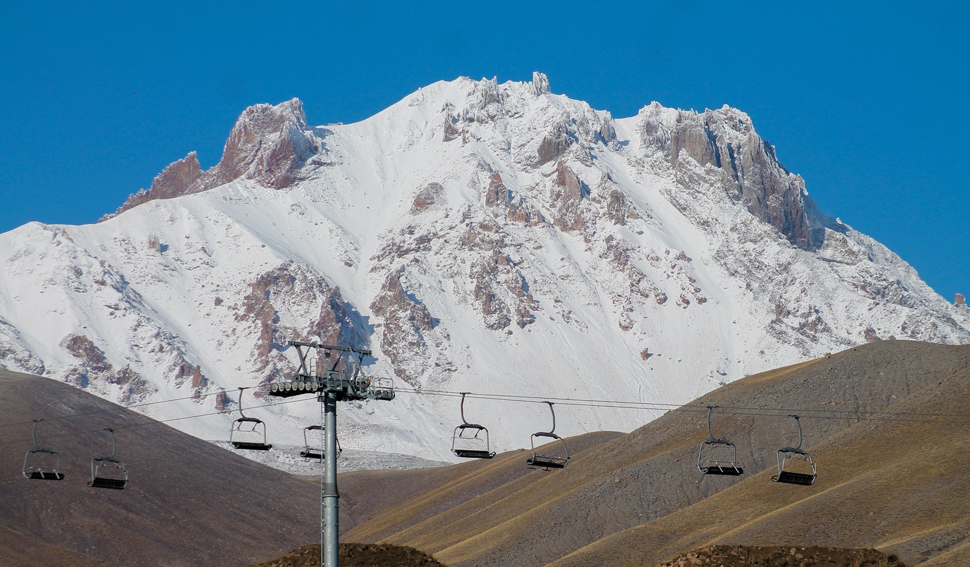 Erciyes Dağı’na mevsimin 4. kar yağışı oldu