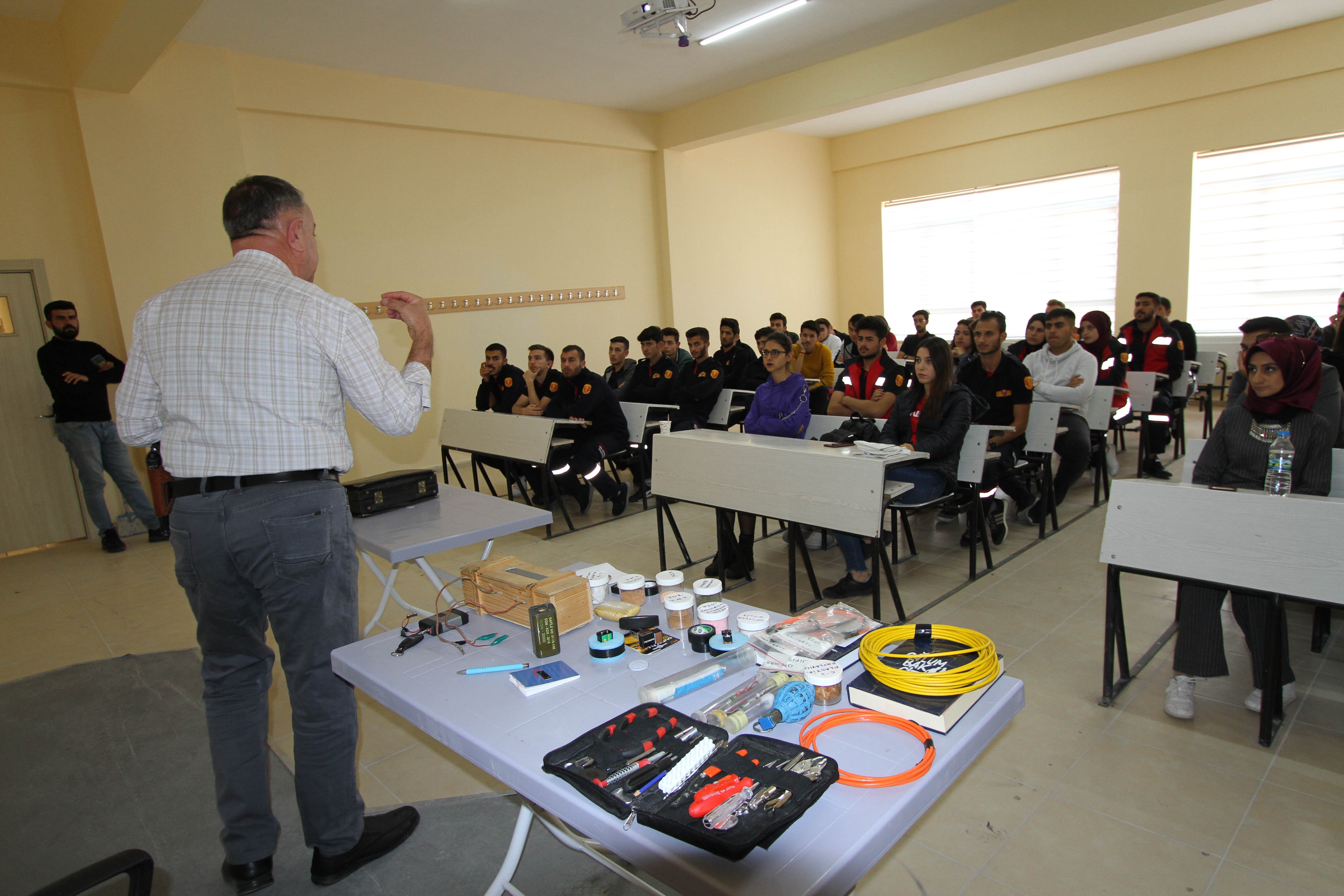 KAYÜ Bünyan MYO’da Öğrencilere Şüpheli Paket Eğitimi Verildi