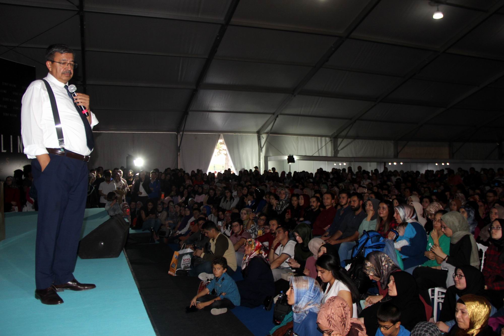 Yazar Hayati İnanç Kitap Fuarı’nda hayranlarıyla buluştu