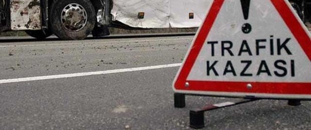 Motosiklet park halindeki kamyonete çarptı: 2 ölü