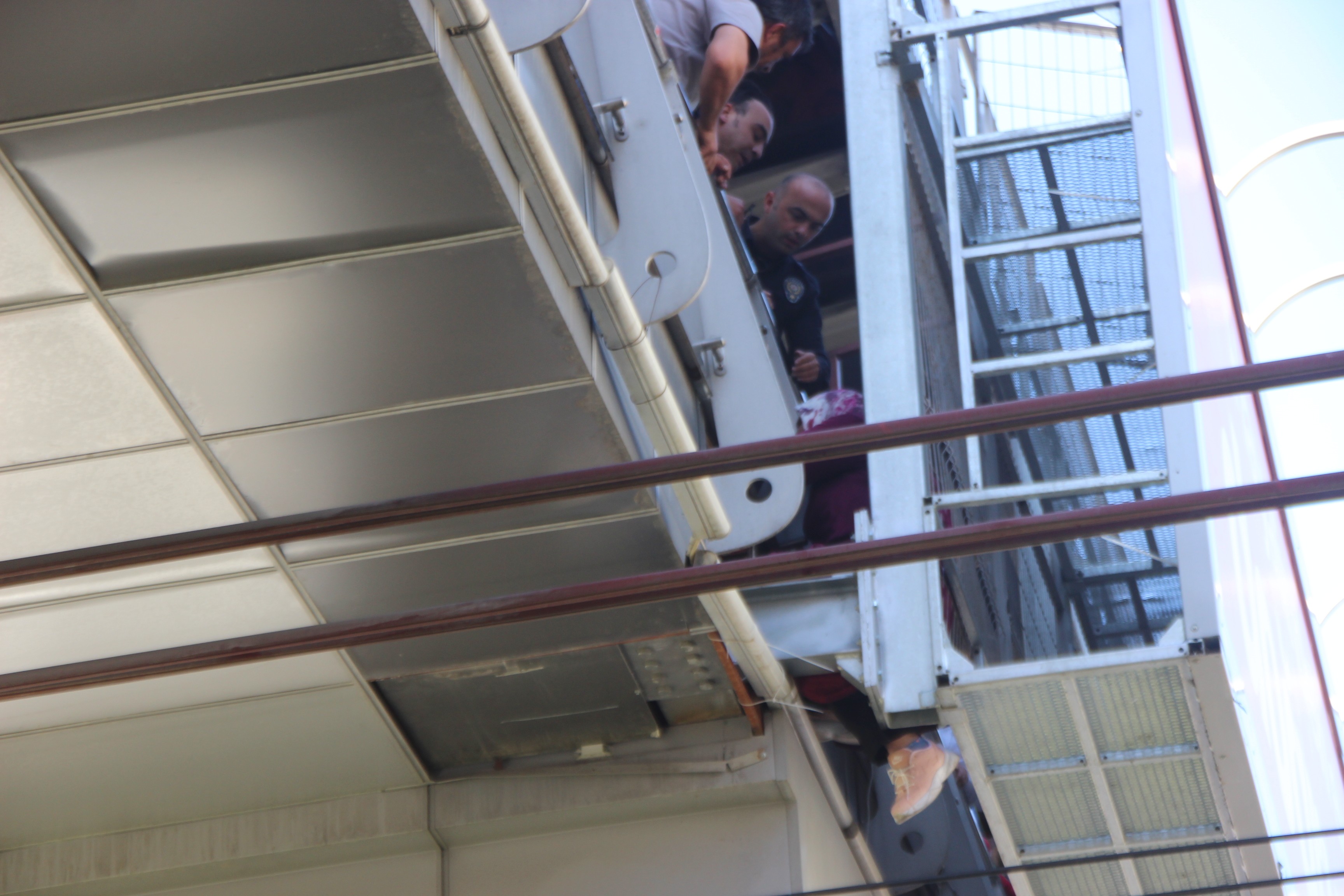 Üst geçitten atlamak isteyen kadını gördüler, telefonlara sarıldılar