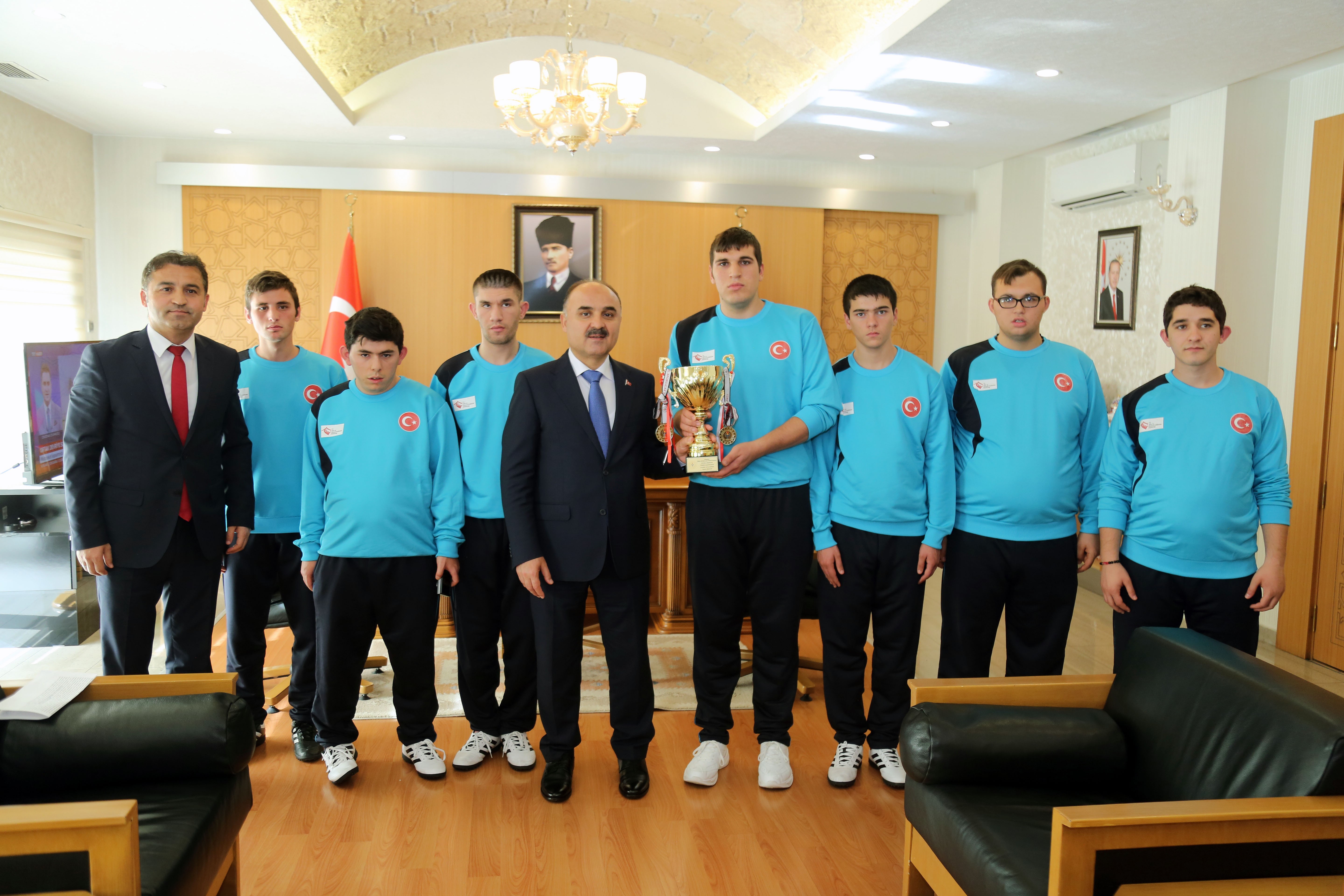 Şampiyon Sporculardan Vali Günaydın’a Ziyaret