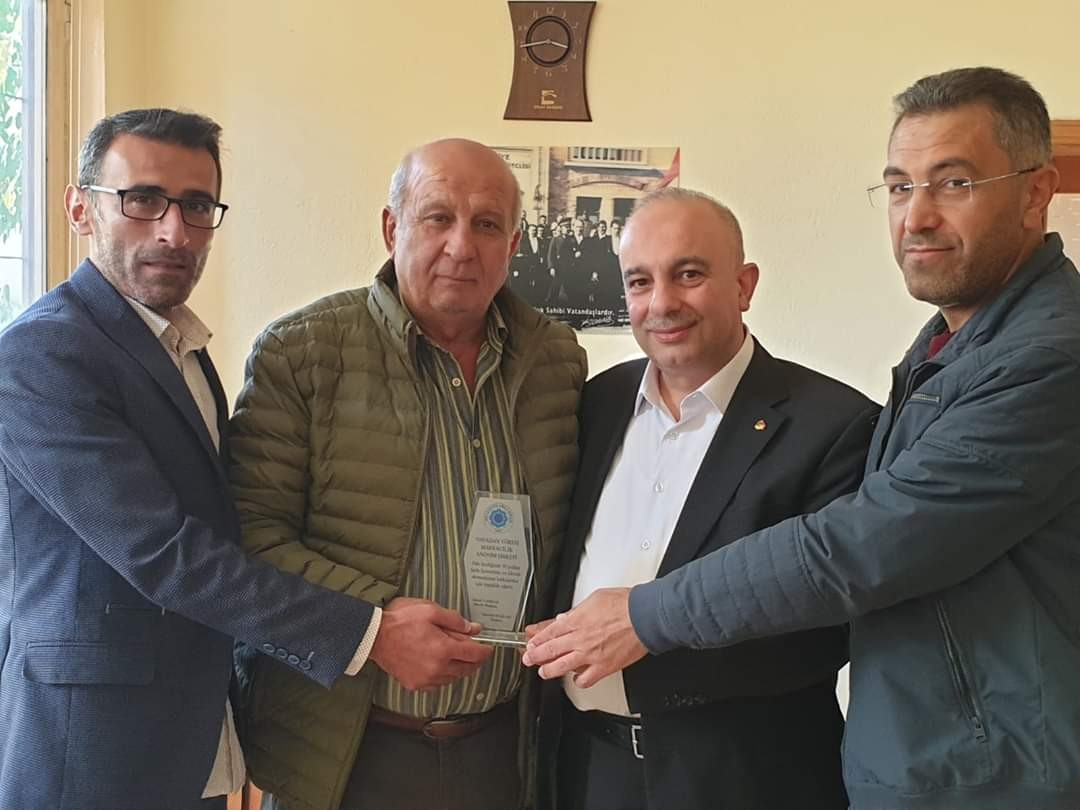 Develi’nin çınarlarına plaket takdim edildi