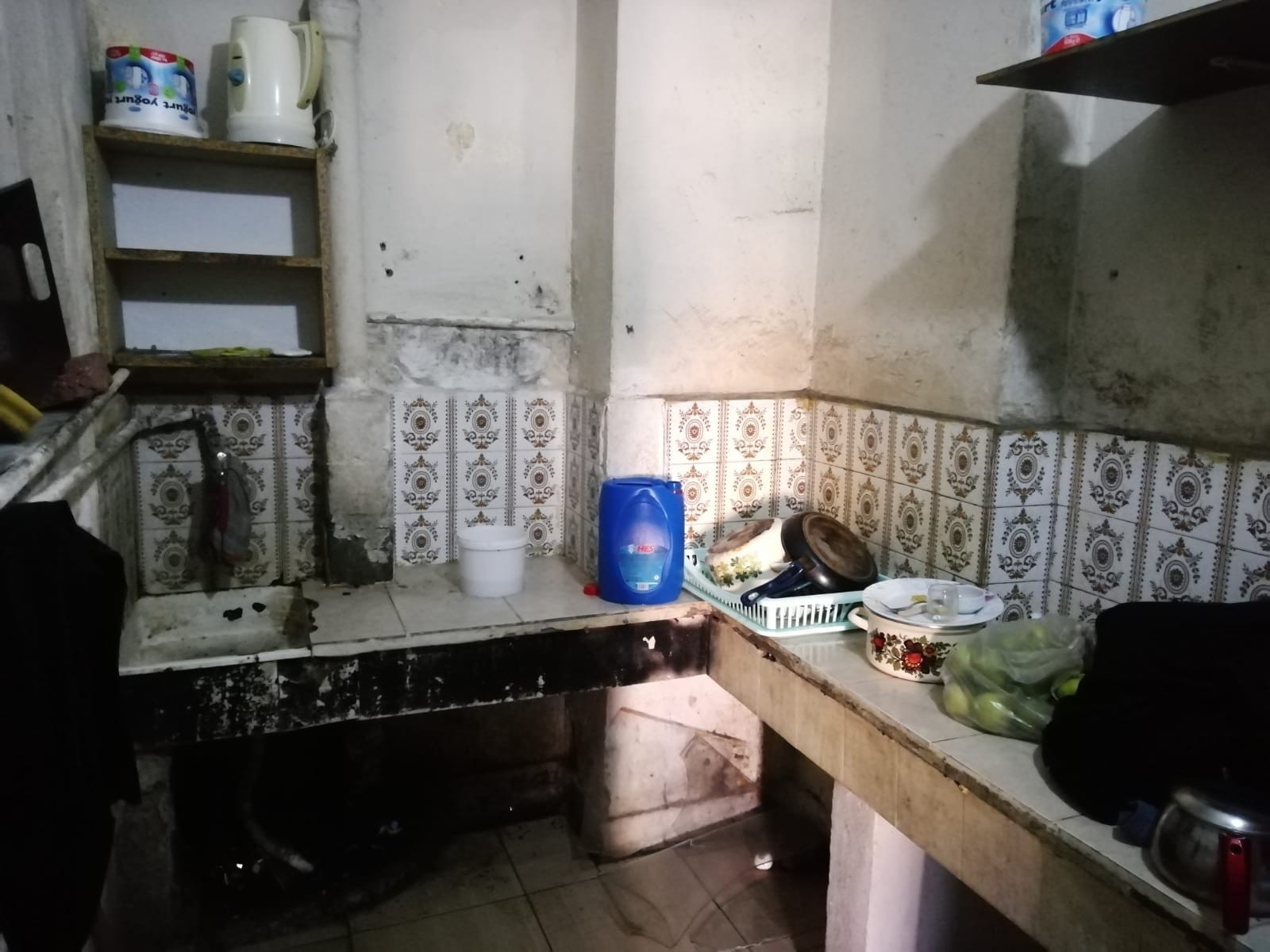 Harabe evde yaşayan Filistinli aile yardım bekliyor