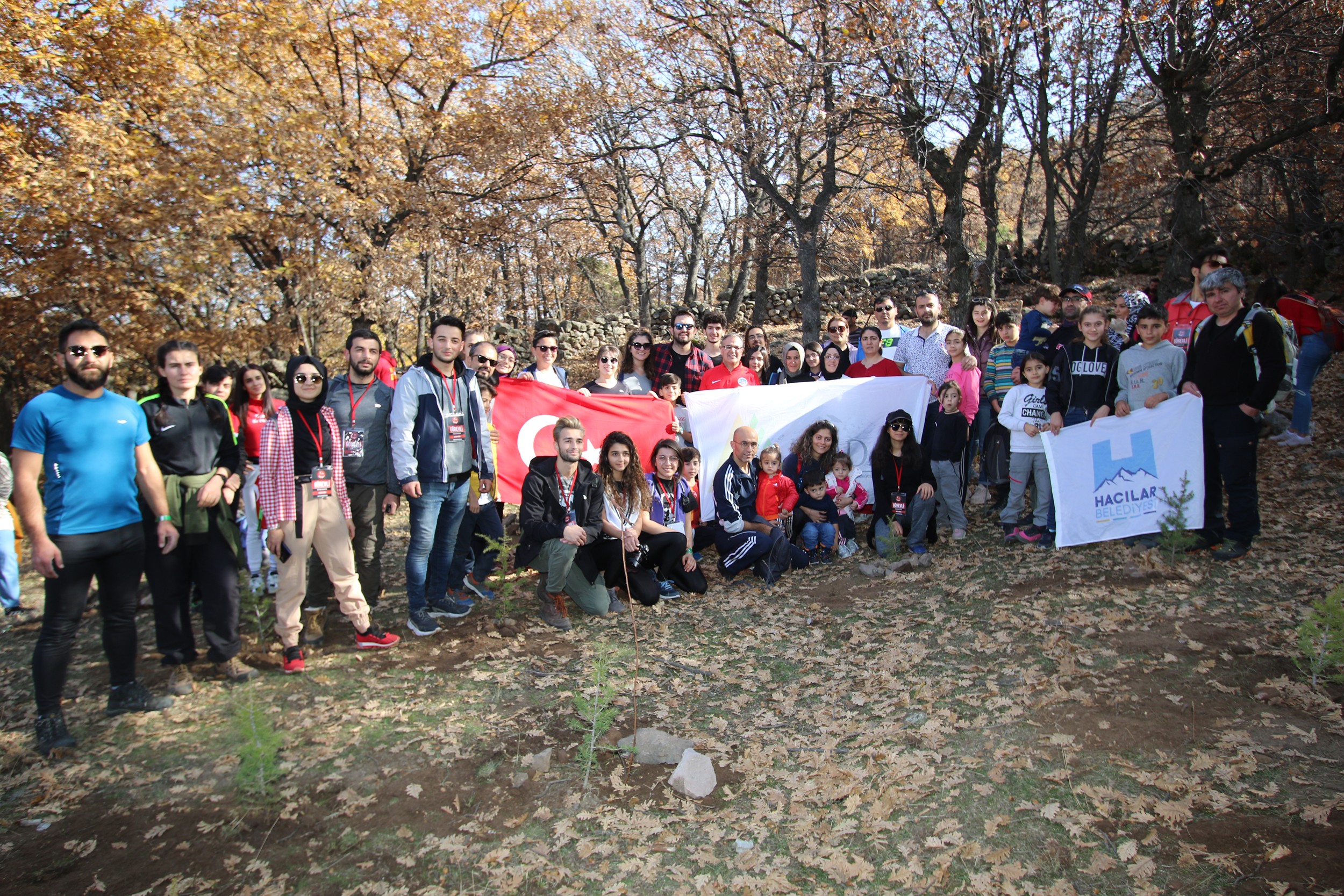 Doğaseverler Atatürk anısına fidan dikti