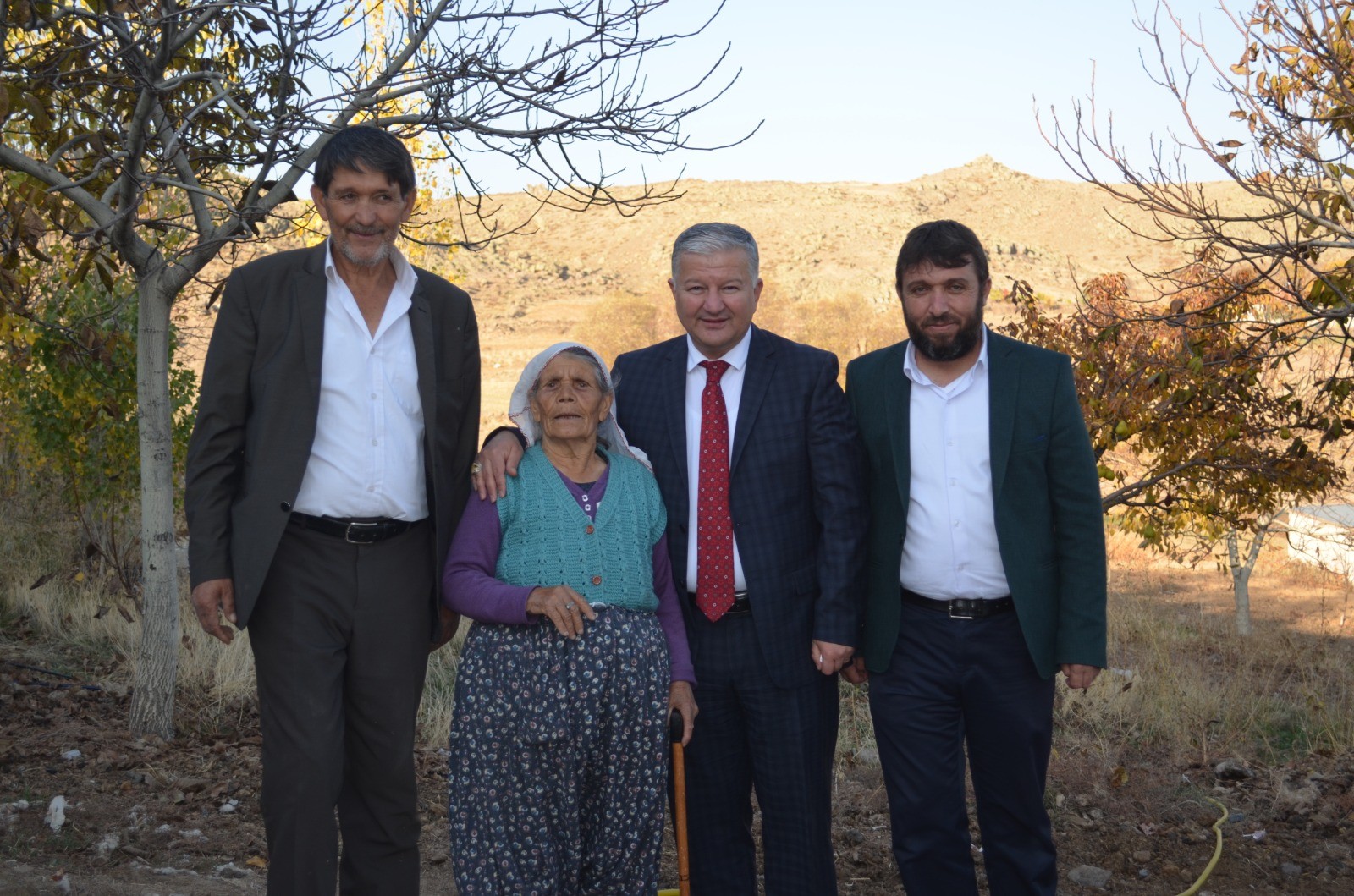 Asırlık nine ‘Geleceğe Nefes Ol’ kampanyasına fidan dikerek destek verdi