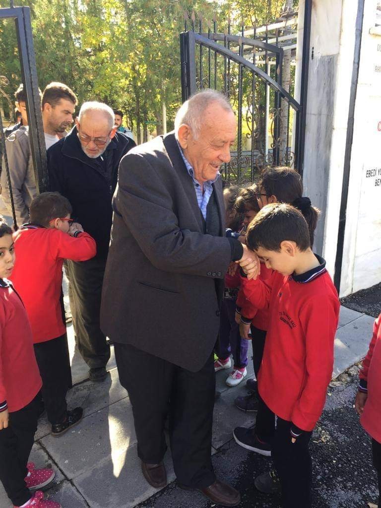 Öğrencilerden El Öpme Etkinliği