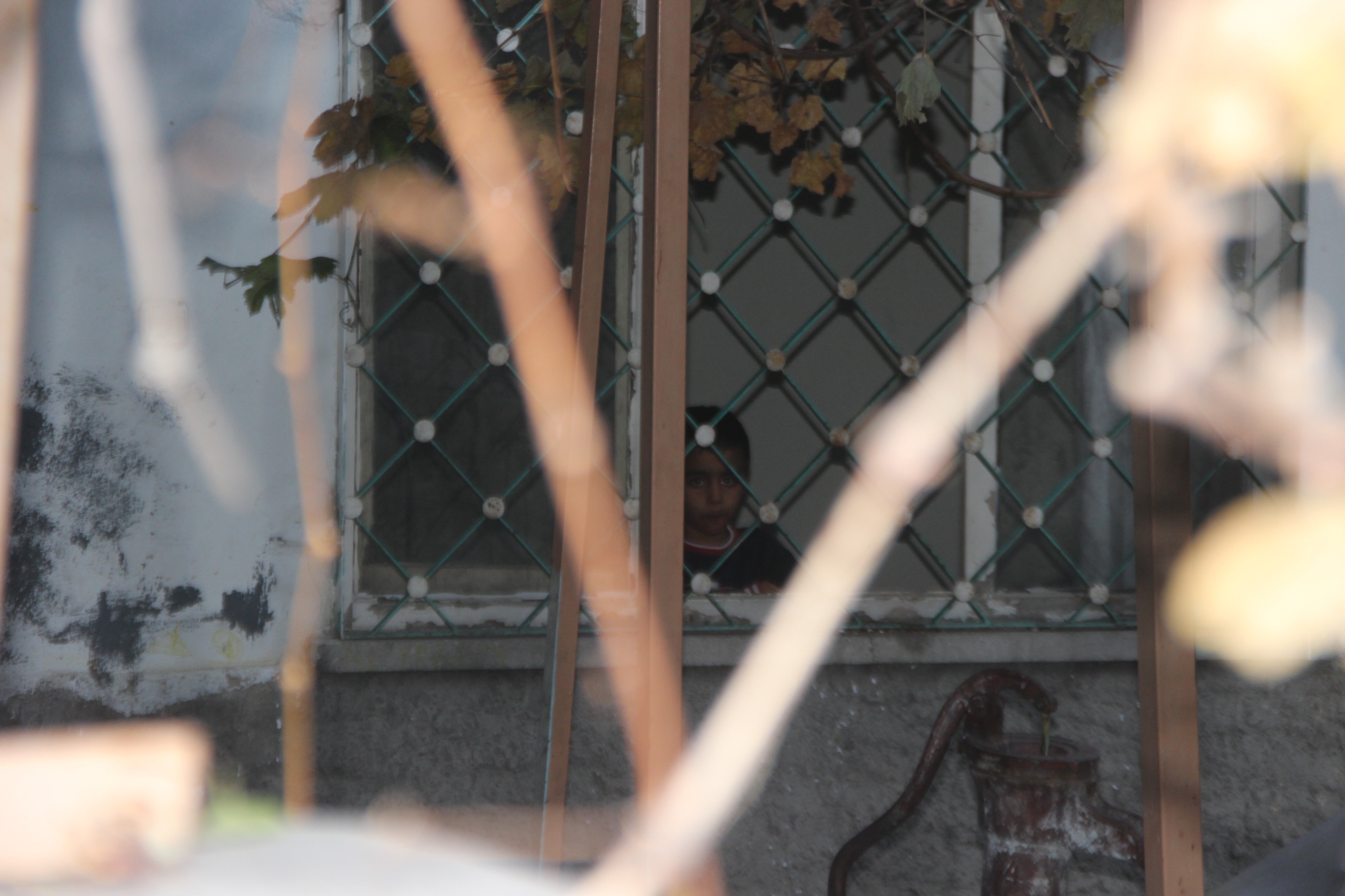 Evde kilitli kalan yaralı çocuğu komşuları kapıyı kırarak kurtardı