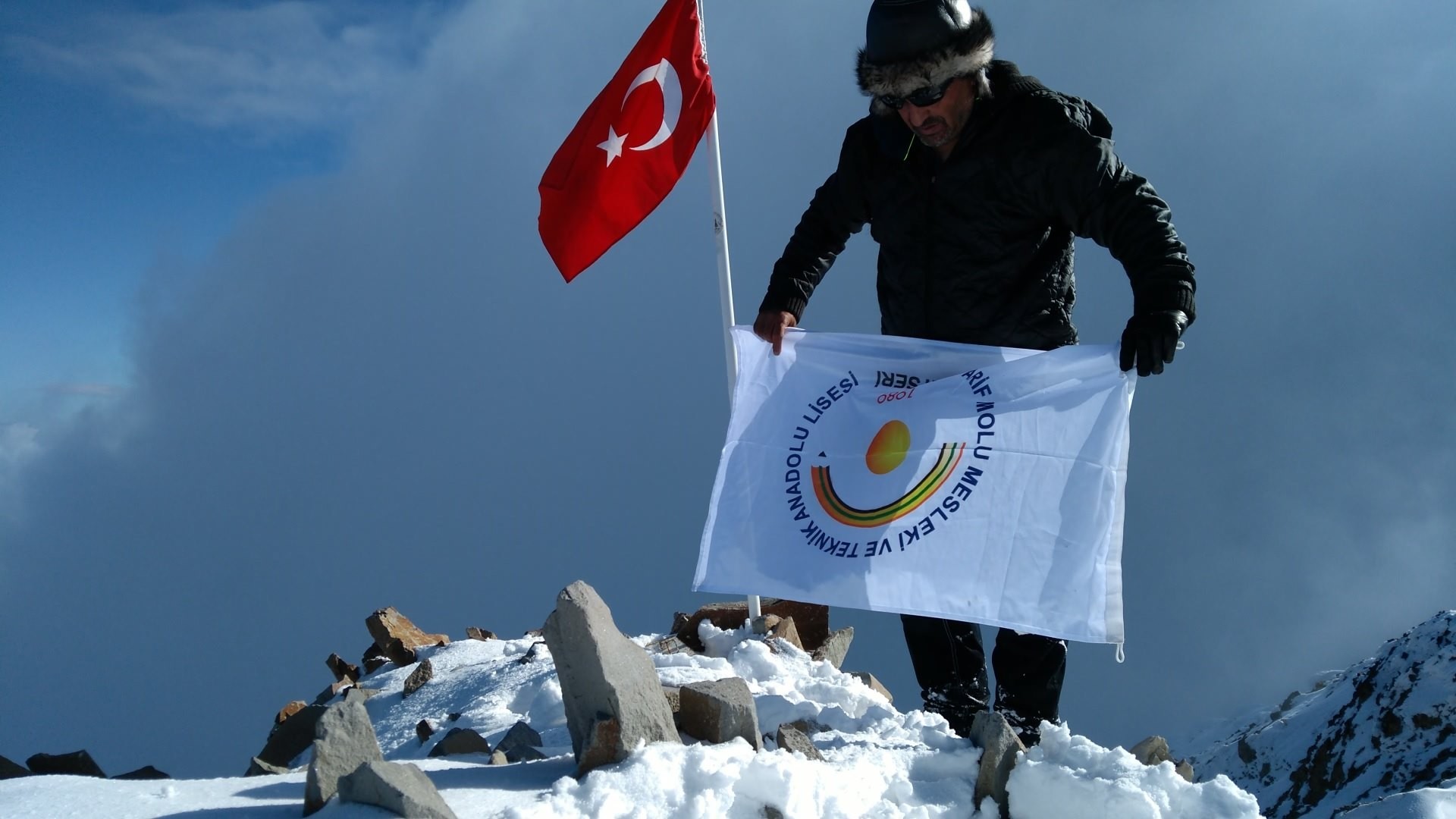 24 Kasım Öğretmenler gününü Erciyes Dağı’nın zirvesinde tek başına kutladı